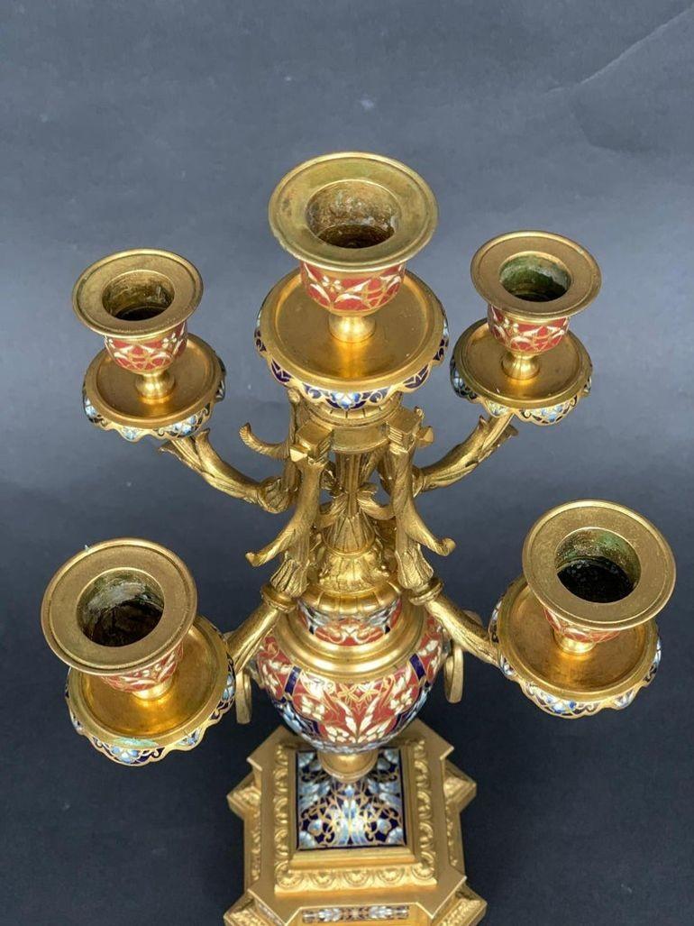 Coppia di candelabri champlevé, XIX secolo, Francia, anni '80 del XIX secolo.