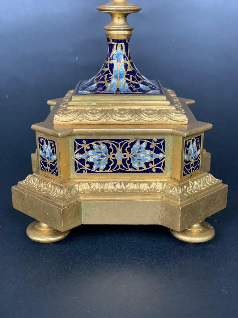 Francese Coppia di candelabri Champlevé Luigi XV del XIX secolo in vendita
