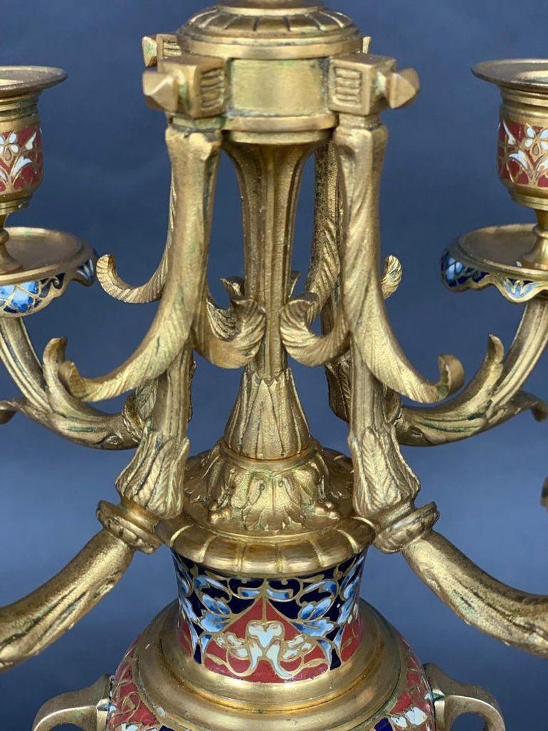 Coppia di candelabri Champlevé Luigi XV del XIX secolo In condizioni buone in vendita a Los Angeles, CA