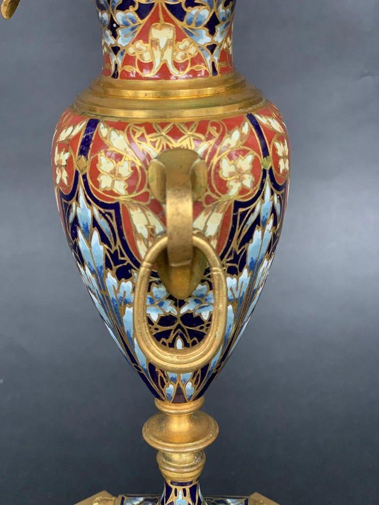 Bronzo Coppia di candelabri Champlevé Luigi XV del XIX secolo in vendita
