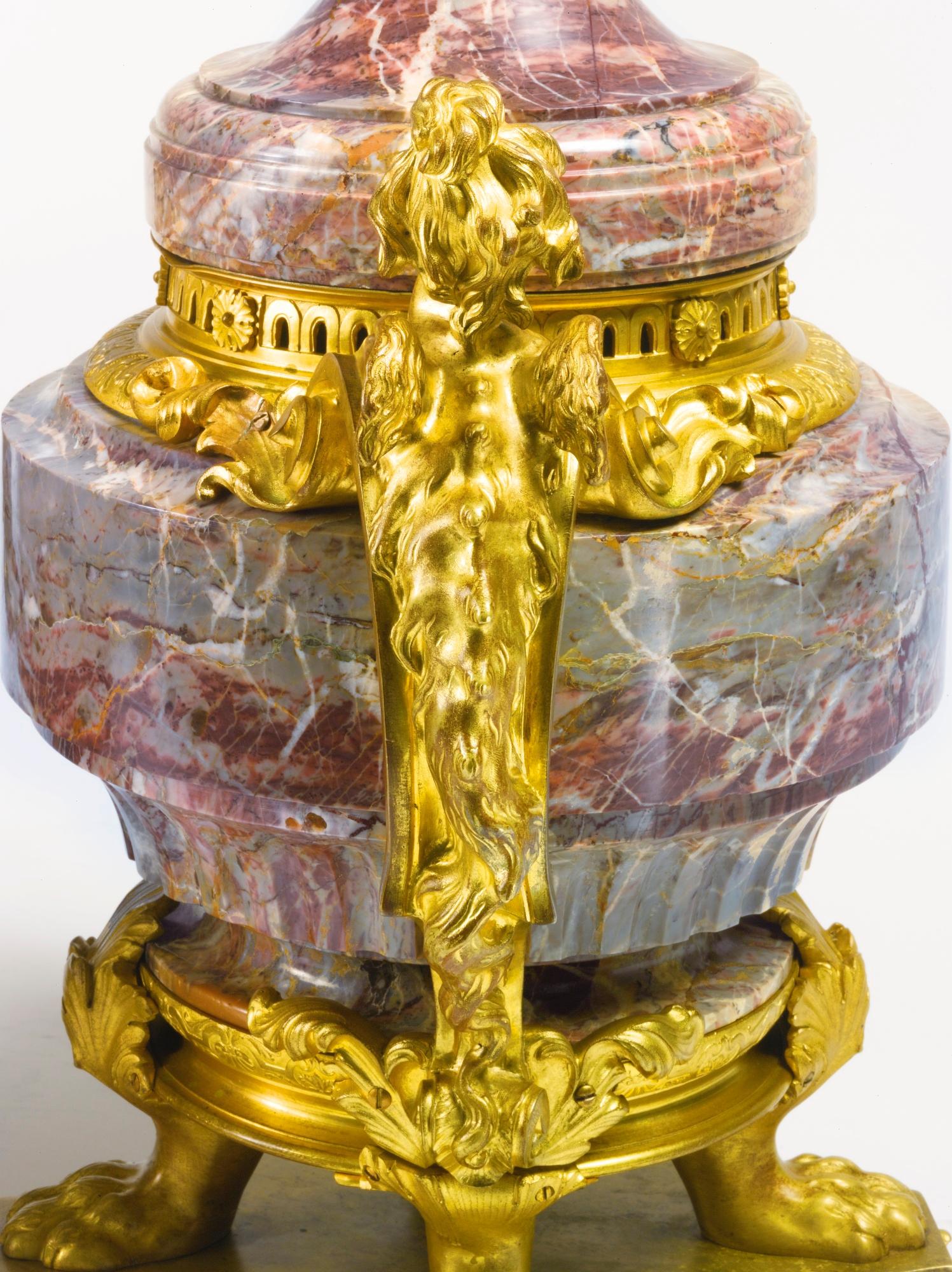 Francese Coppia di urne in marmo montate a ormeggio in stile Luigi XV e coperchio del XIX secolo in vendita