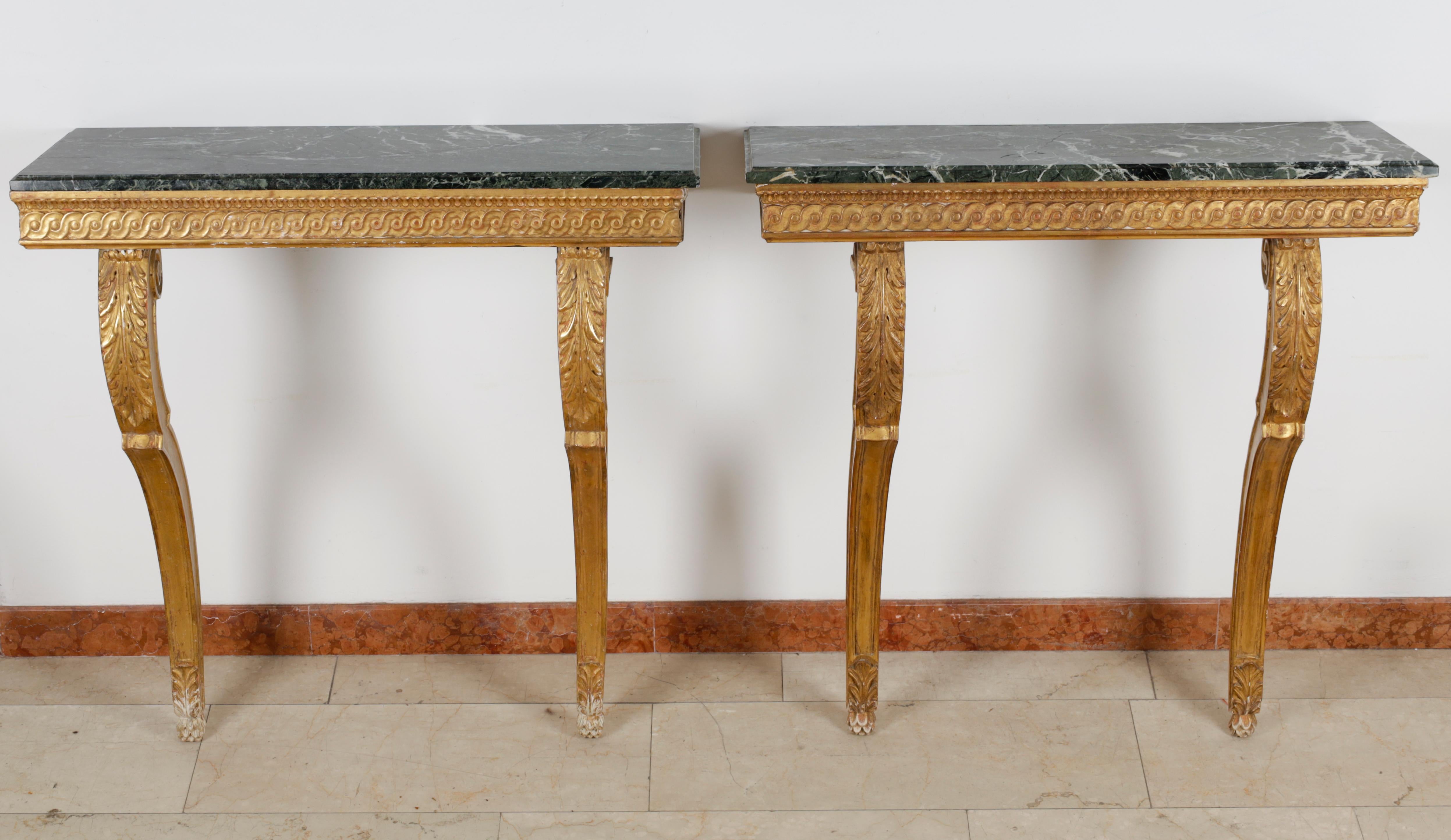 Hallo,
Wir möchten Ihnen dieses elegante Paar französischer Louis XVI aus der Mitte des 19.  mit Wandkonsolen aus Siena-Marmor. Die Stücke stehen auf schön geformten Beinen, die prächtig mit floralen Motiven verziert sind. Das Gesims der Konsole ist
