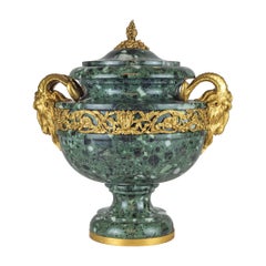 Paire d'urnes en marbre de style Louis XVI du 19ème siècle montées en bronze doré Verde Antico