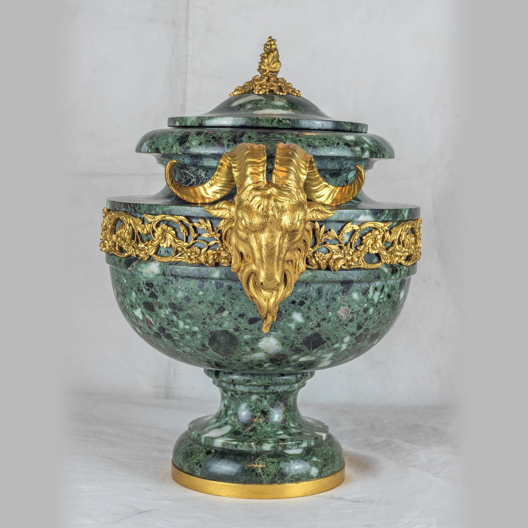 Français Paire d'urnes en marbre de style Louis XVI du 19ème siècle montées en bronze doré Verde Antico en vente