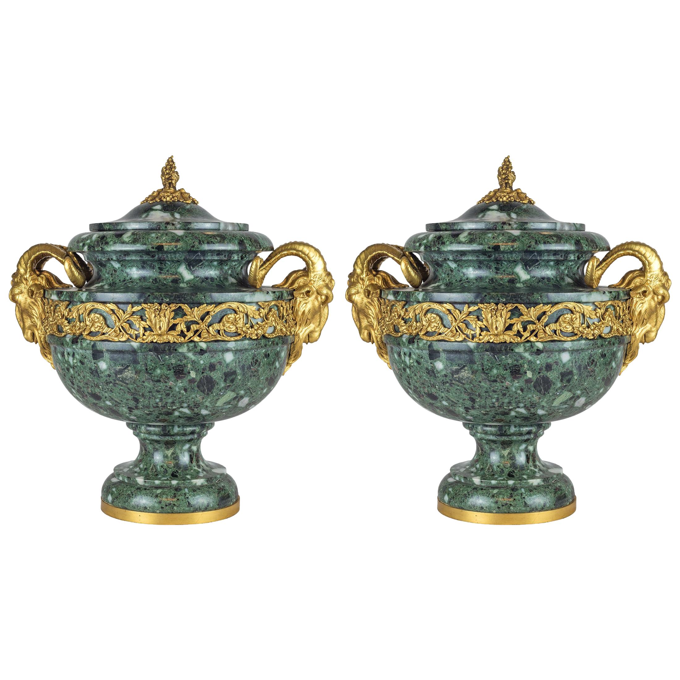 Paire d'urnes en marbre de style Louis XVI du 19ème siècle montées en bronze doré Verde Antico en vente