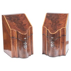 Siglo XIX Pareja de Cuchilleros de Caoba y Madera Satinada