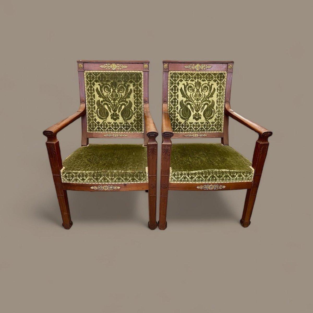 Elegante coppia di poltrone d'epoca Impero del XIX secolo, realizzate in legno massiccio e rappresentative del raffinato gusto francese. 

Queste sedute si distinguono per gli ornamenti in bronzo finemente cesellati: delicate applicazioni di motivi