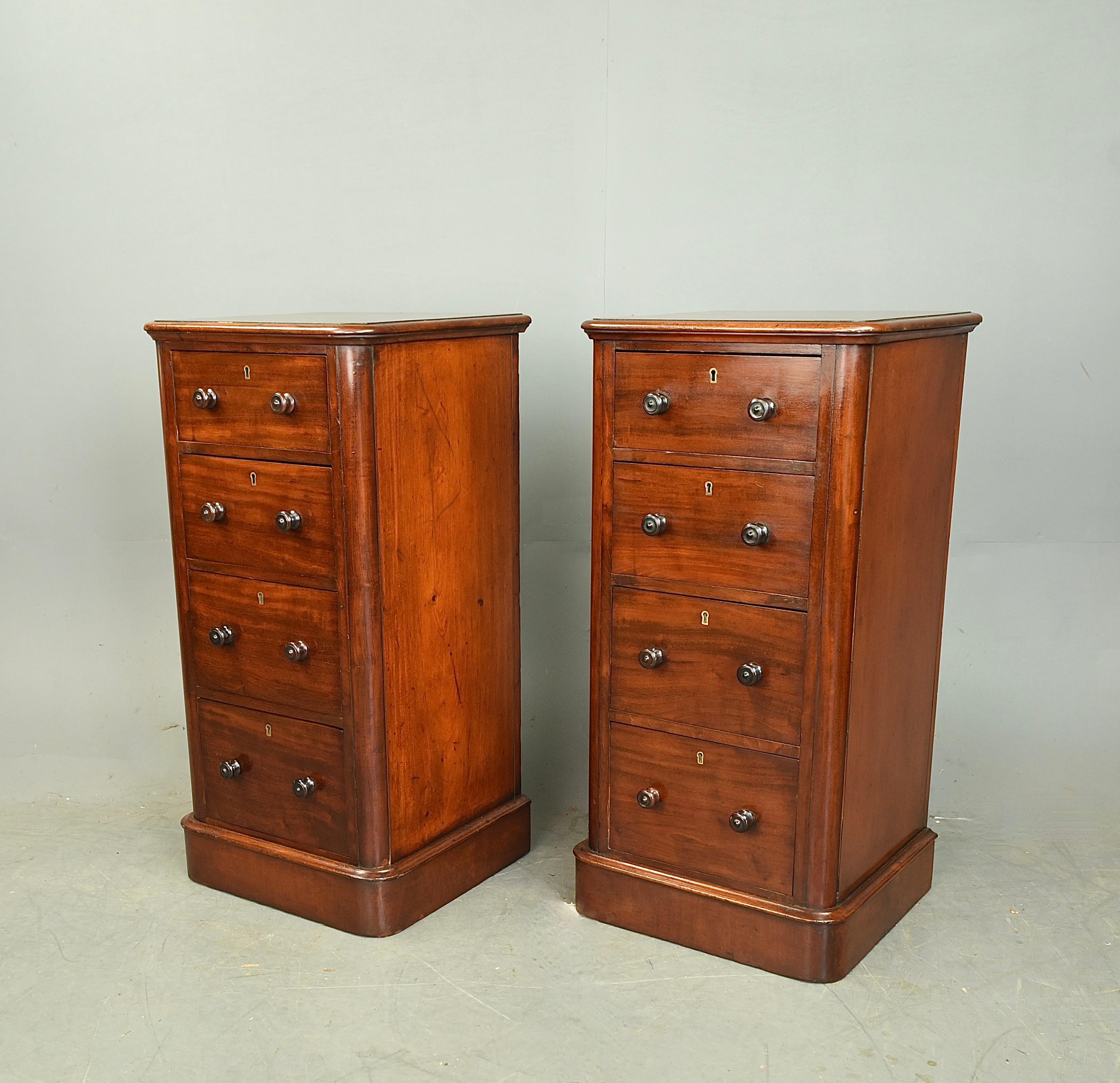 English 19th century pair of mahogany bedside chests of drawers  For Sale