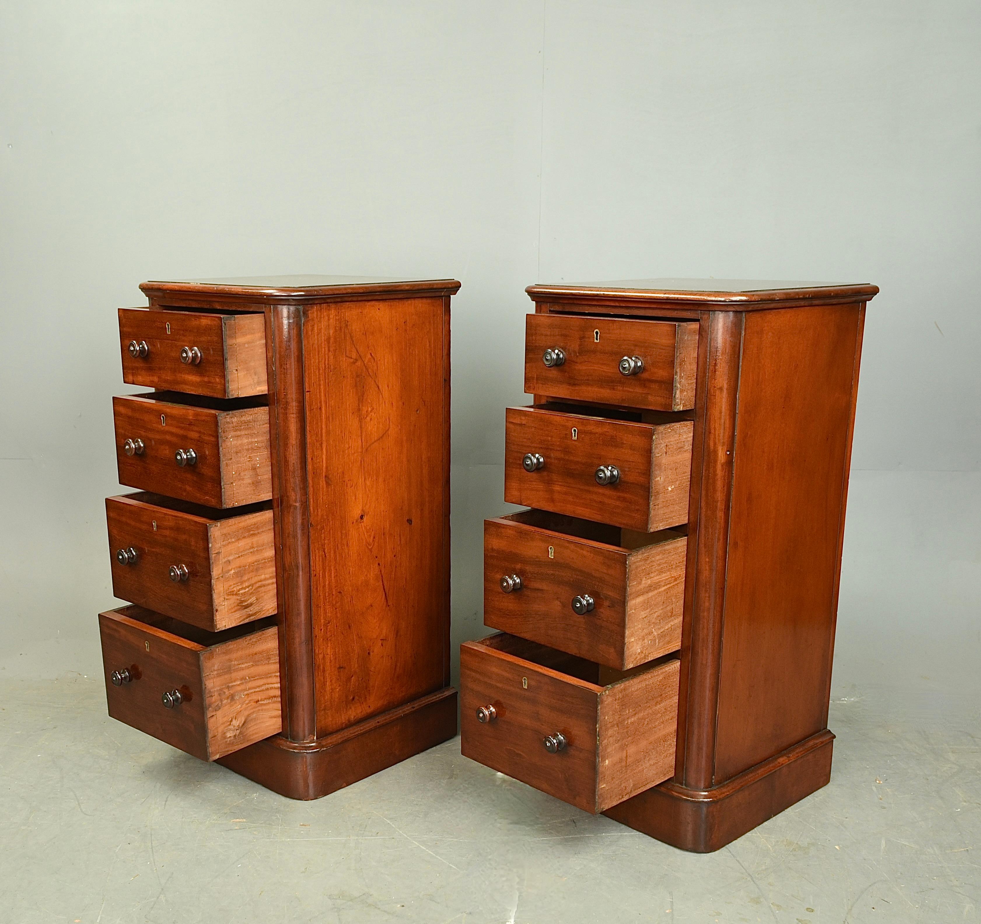 19th century pair of mahogany bedside chests of drawers  In Good Condition For Sale In Chelmsford, GB