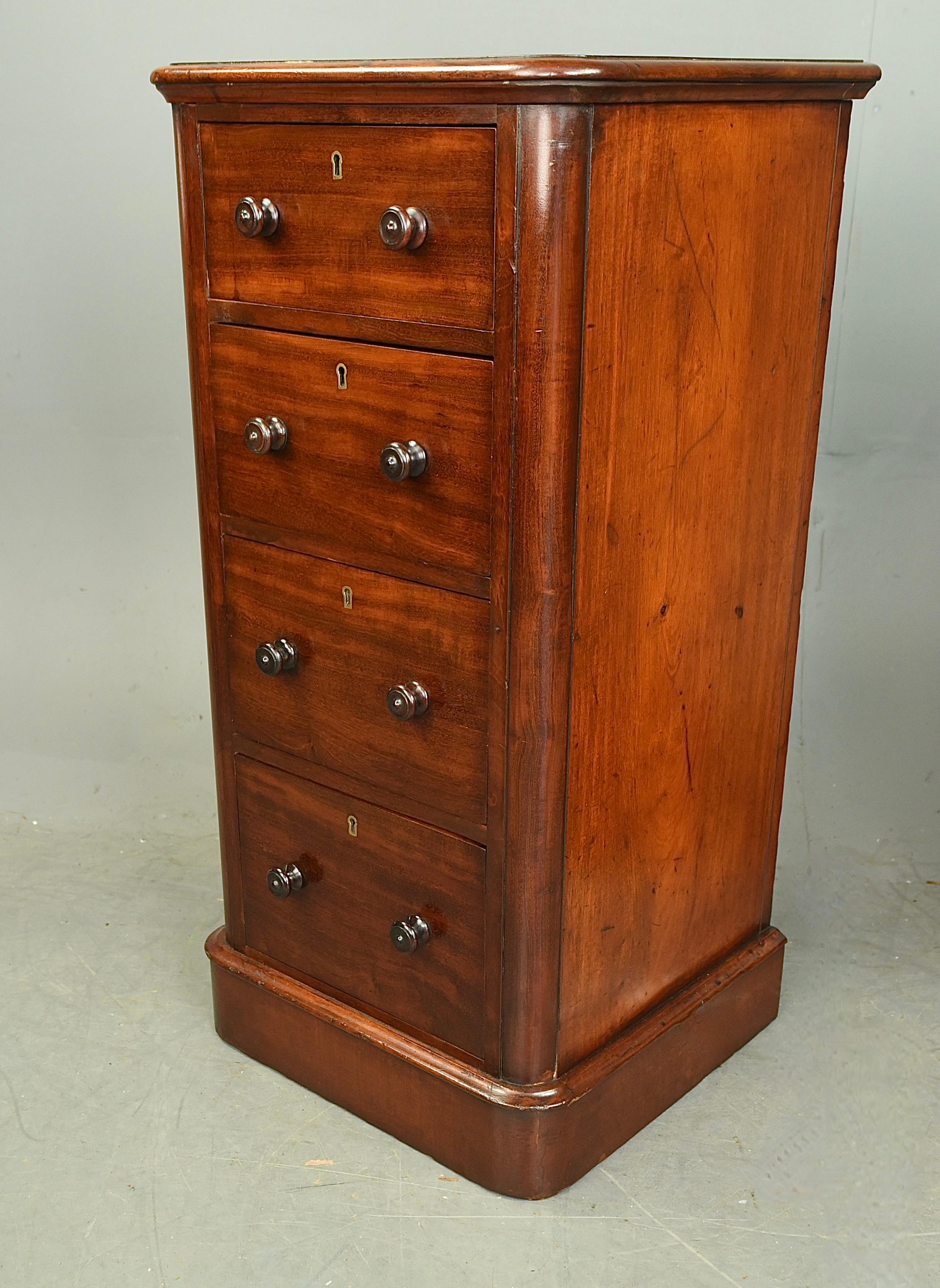 Mahogany 19th century pair of mahogany bedside chests of drawers  For Sale