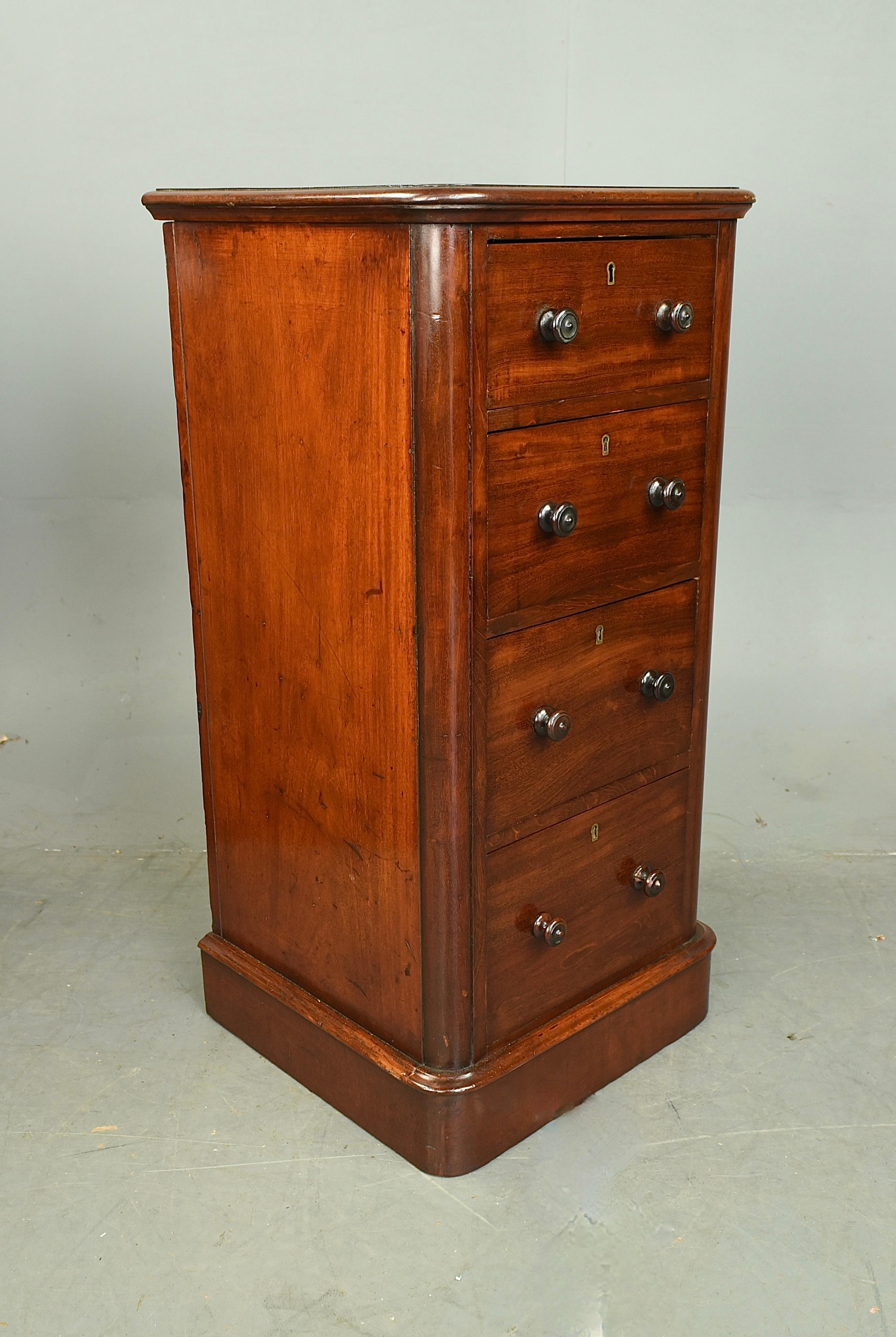 19th century pair of mahogany bedside chests of drawers  For Sale 1