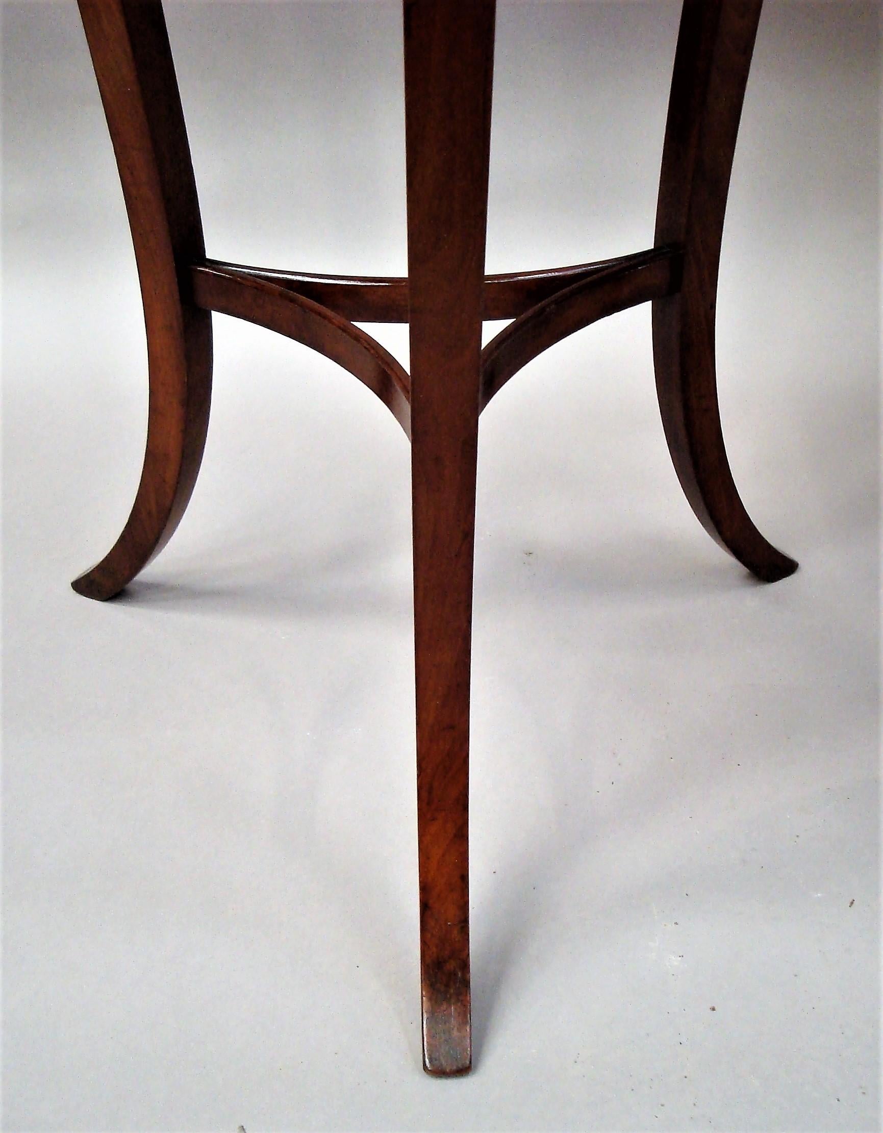 19th Century Pair of Mahogany Occasional End Tables For Sale 5