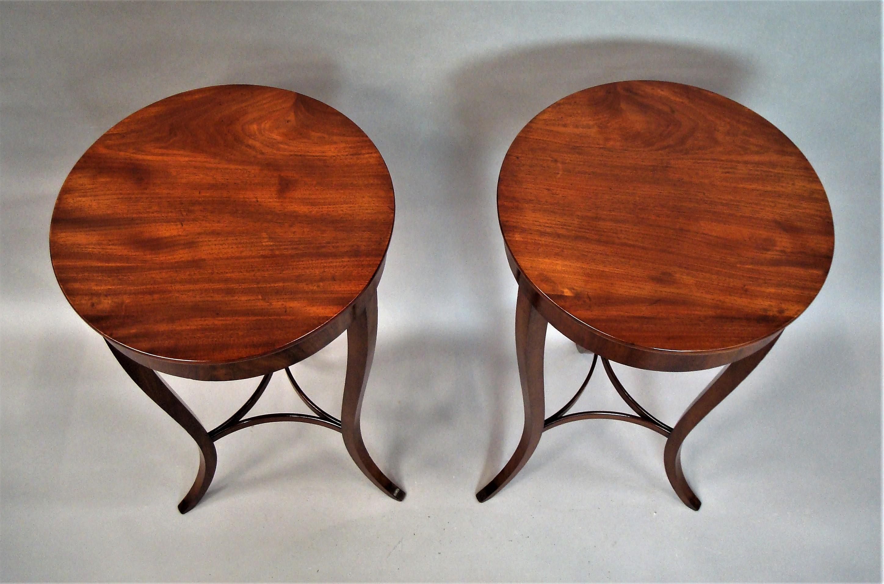 Polished 19th Century Pair of Mahogany Occasional End Tables For Sale