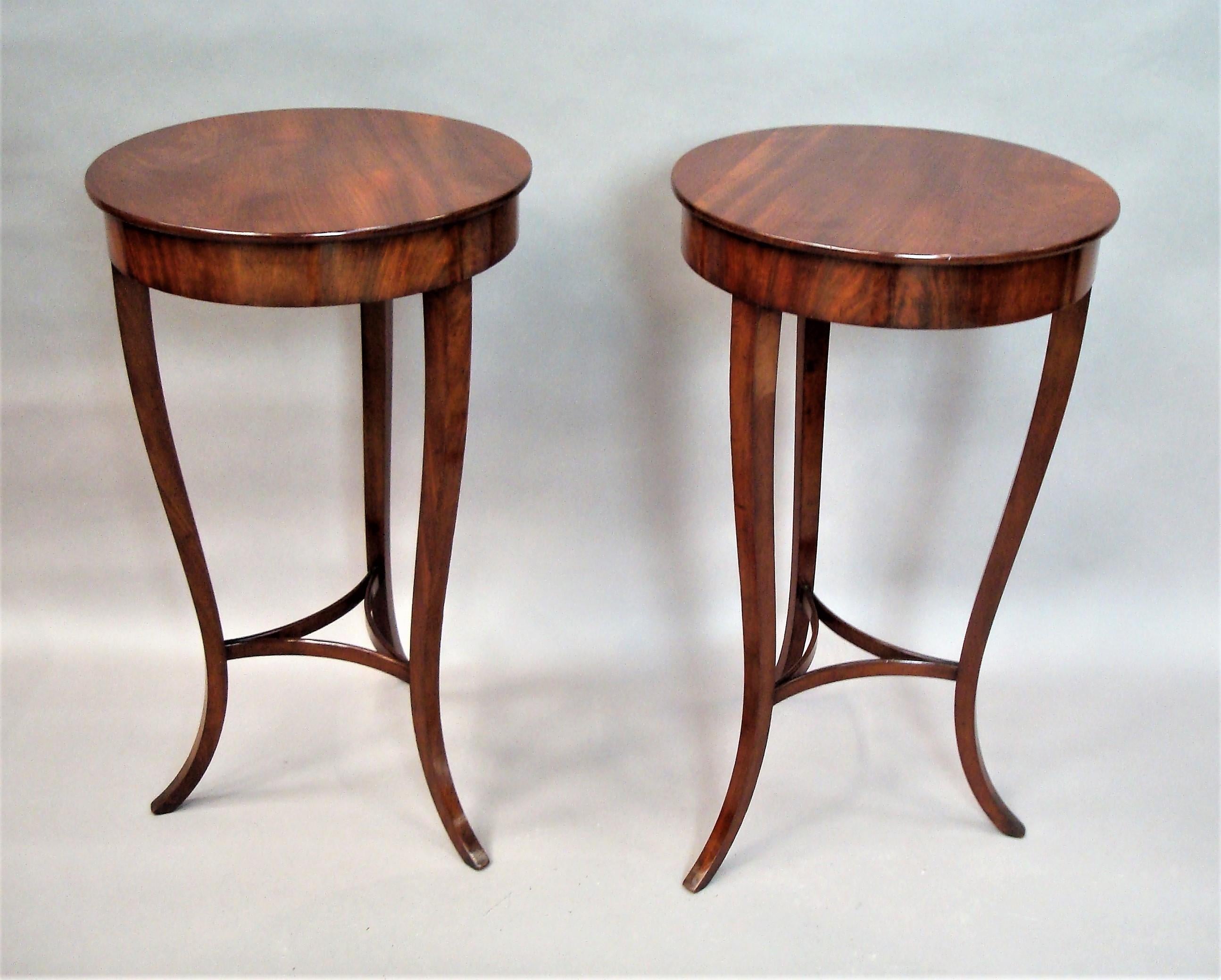 19th Century Pair of Mahogany Occasional End Tables For Sale 1