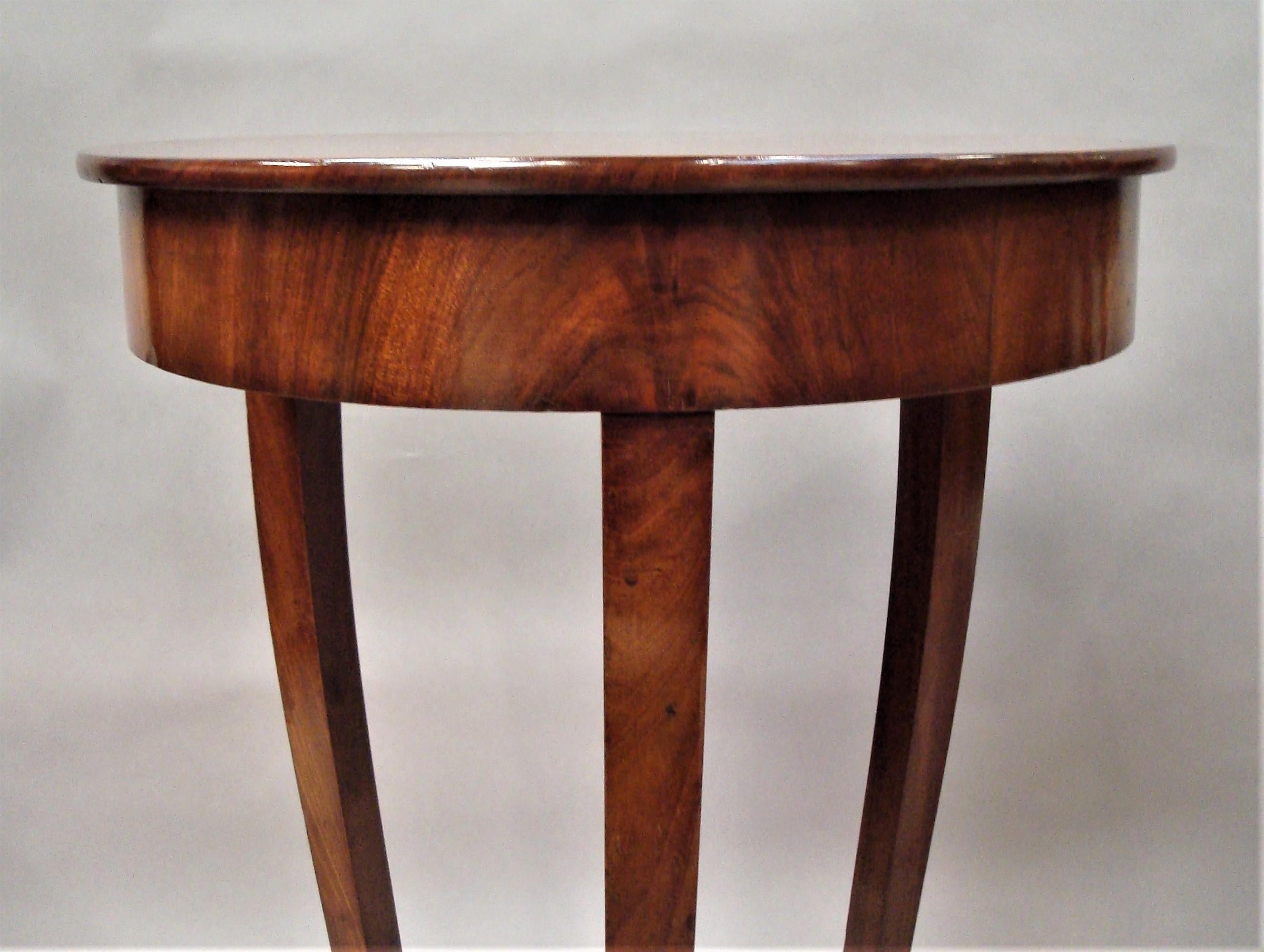 19th Century Pair of Mahogany Occasional End Tables For Sale 2