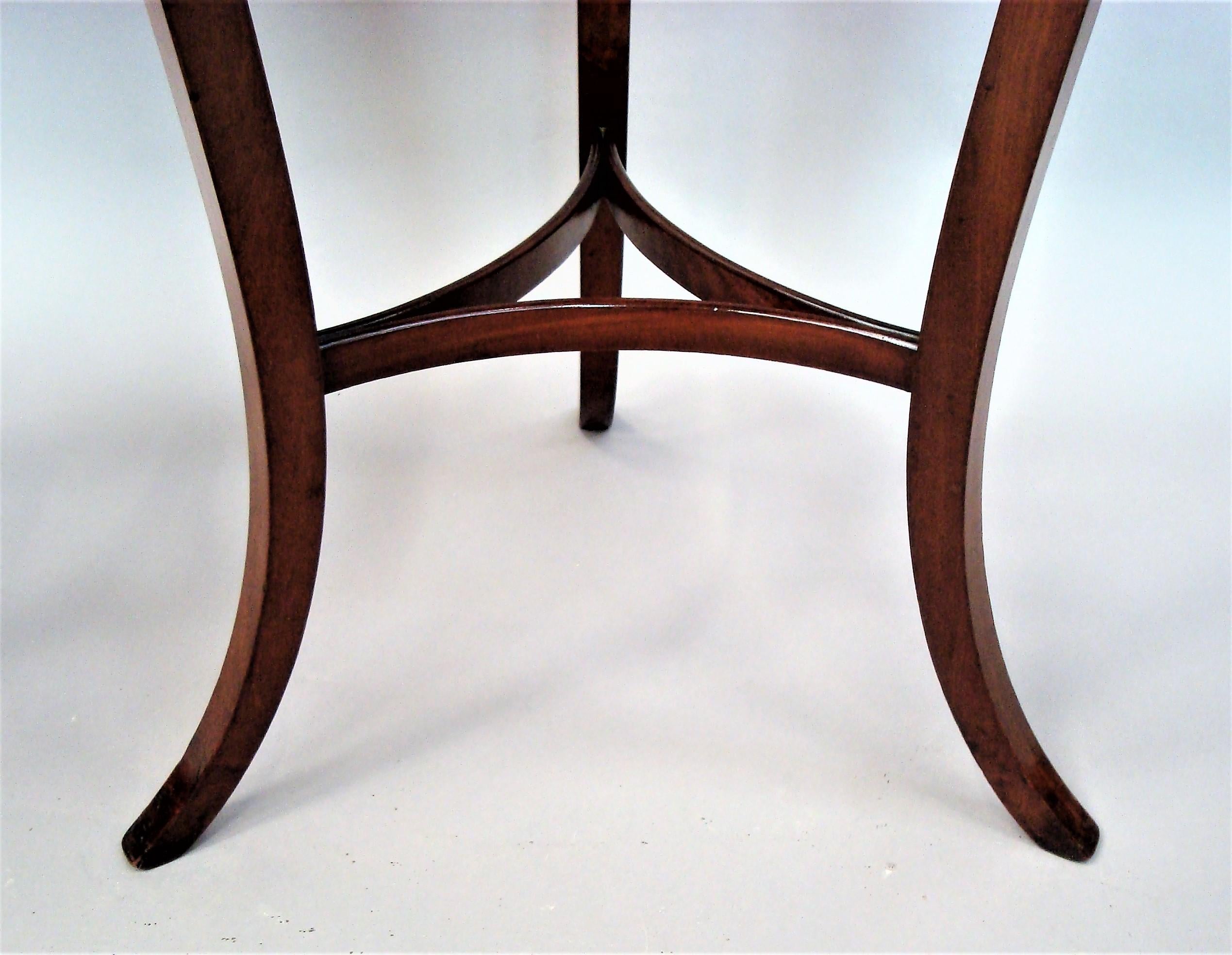 19th Century Pair of Mahogany Occasional End Tables For Sale 4