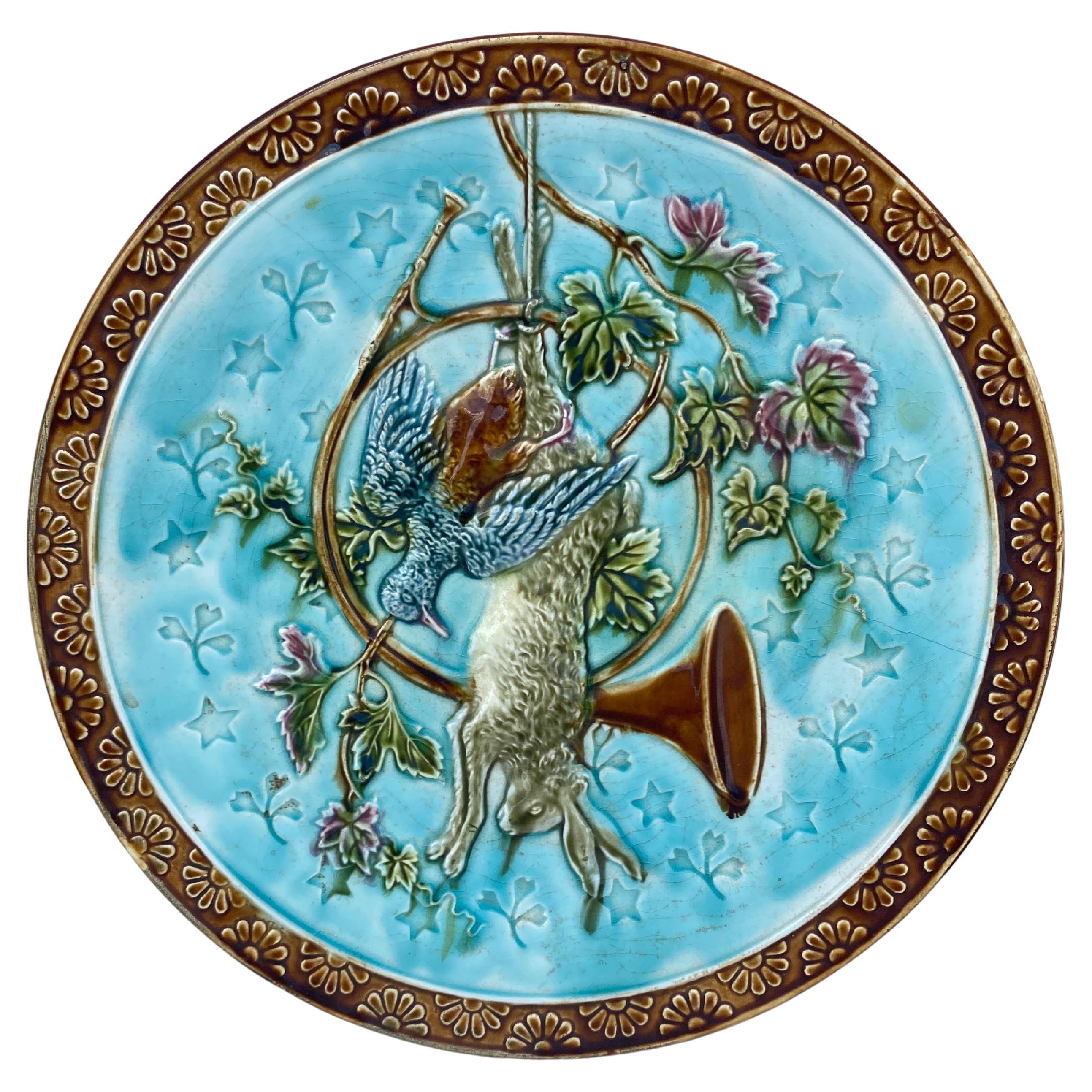 xIX secolo  coppia di grandi piatti in maiolica con trofei di caccia Onnaing.
Uno con una lepre, un corno e un uccello, foglie, il secondo con uccelli, corno e foglie.
Diametro 10,8 pollici.