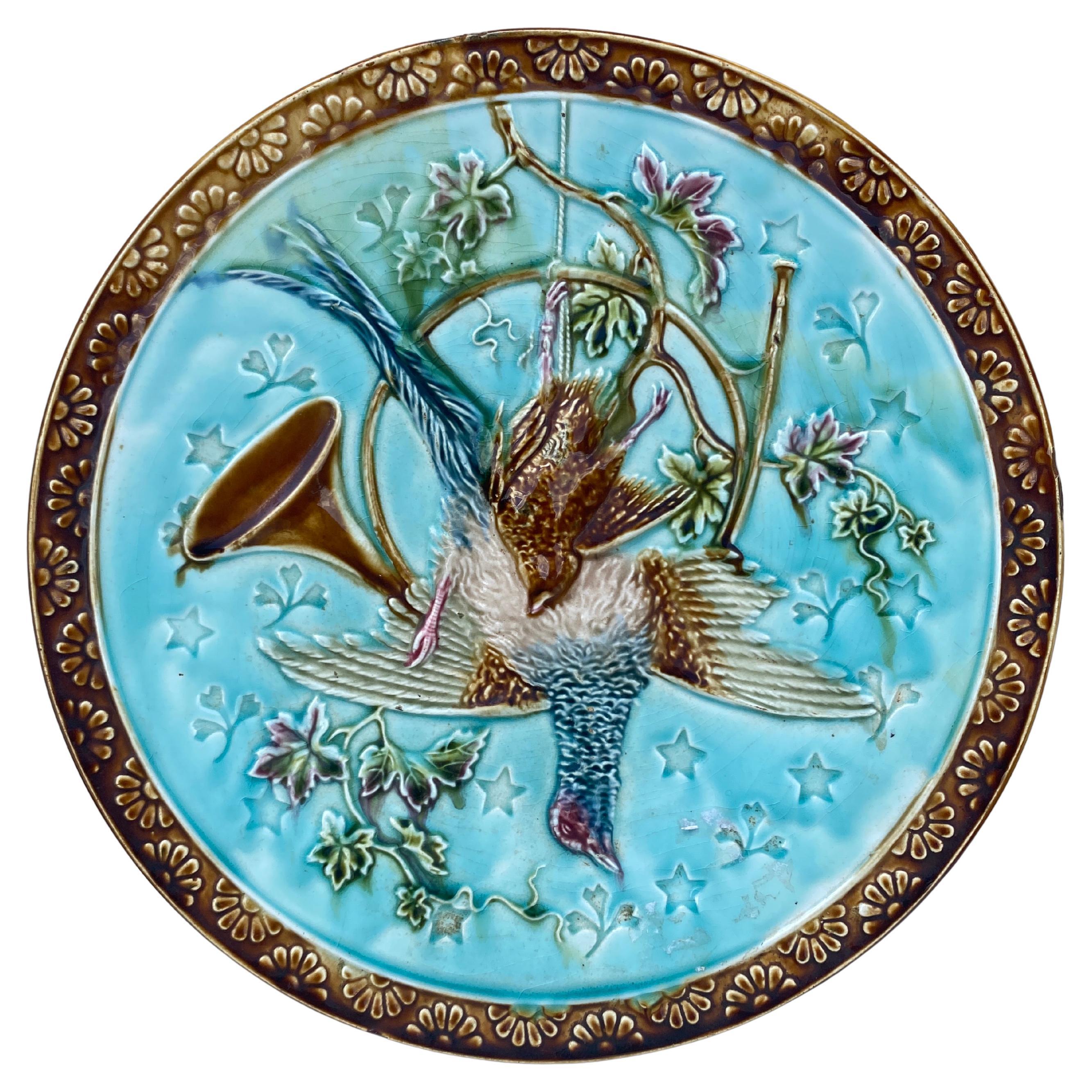 Stile provenzale Coppia di piatti da portata in maiolica del XIX secolo con trofei di caccia di Onnaing in vendita