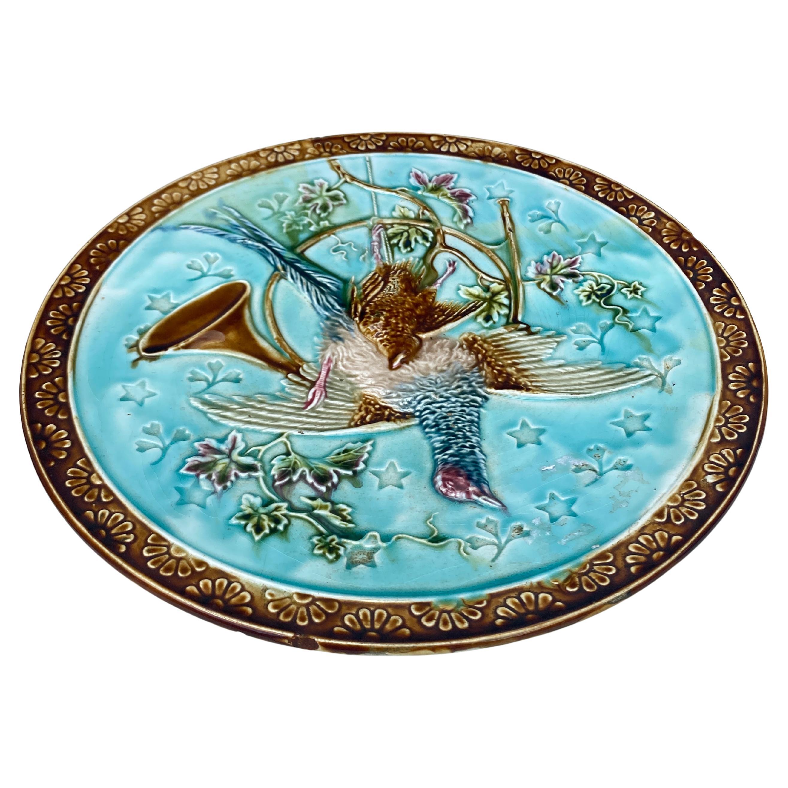 Francese Coppia di piatti da portata in maiolica del XIX secolo con trofei di caccia di Onnaing in vendita