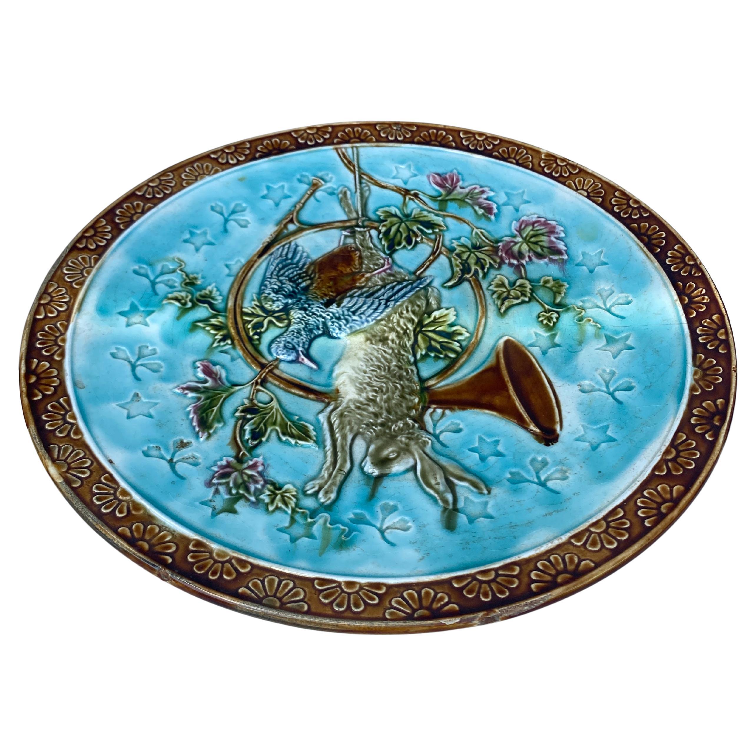 Coppia di piatti da portata in maiolica del XIX secolo con trofei di caccia di Onnaing In condizioni buone in vendita a Austin, TX