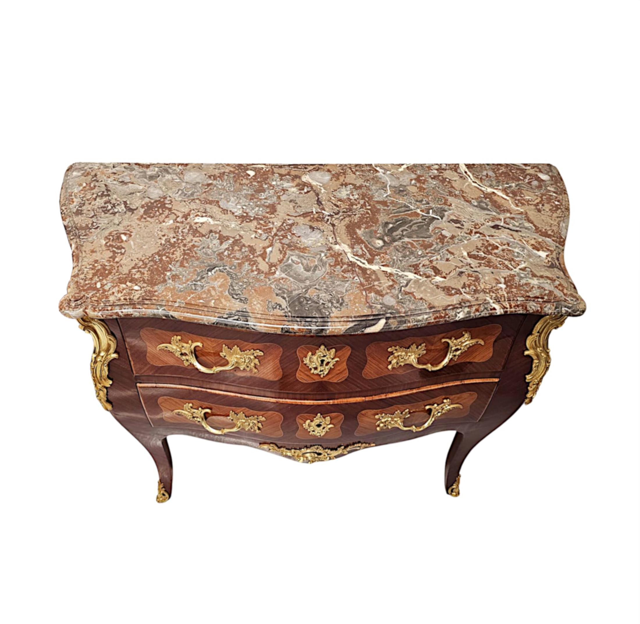 
Una rarissima coppia di cassapanche o commodes in mogano con piano in marmo del XIX secolo, di forma bombe.  Questa splendida coppia di oggetti è di qualità eccezionale, finemente intagliata a mano, con fasce incrociate, impiallacciatura a quarto