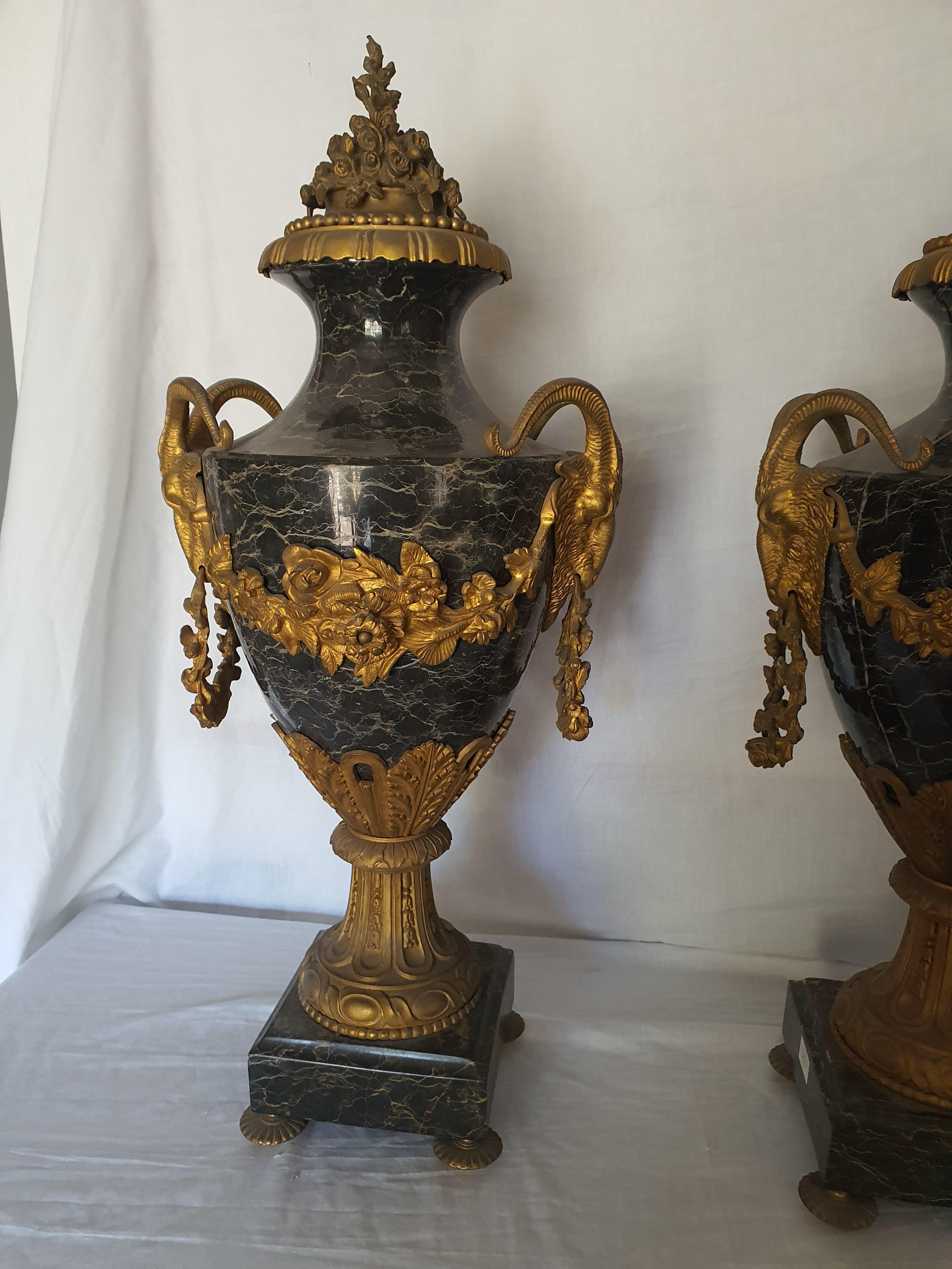 Paar Marmorvasen des 19. Jahrhunderts, fein gemeißelt und vergoldete Bronze (Napoleon III.) im Angebot
