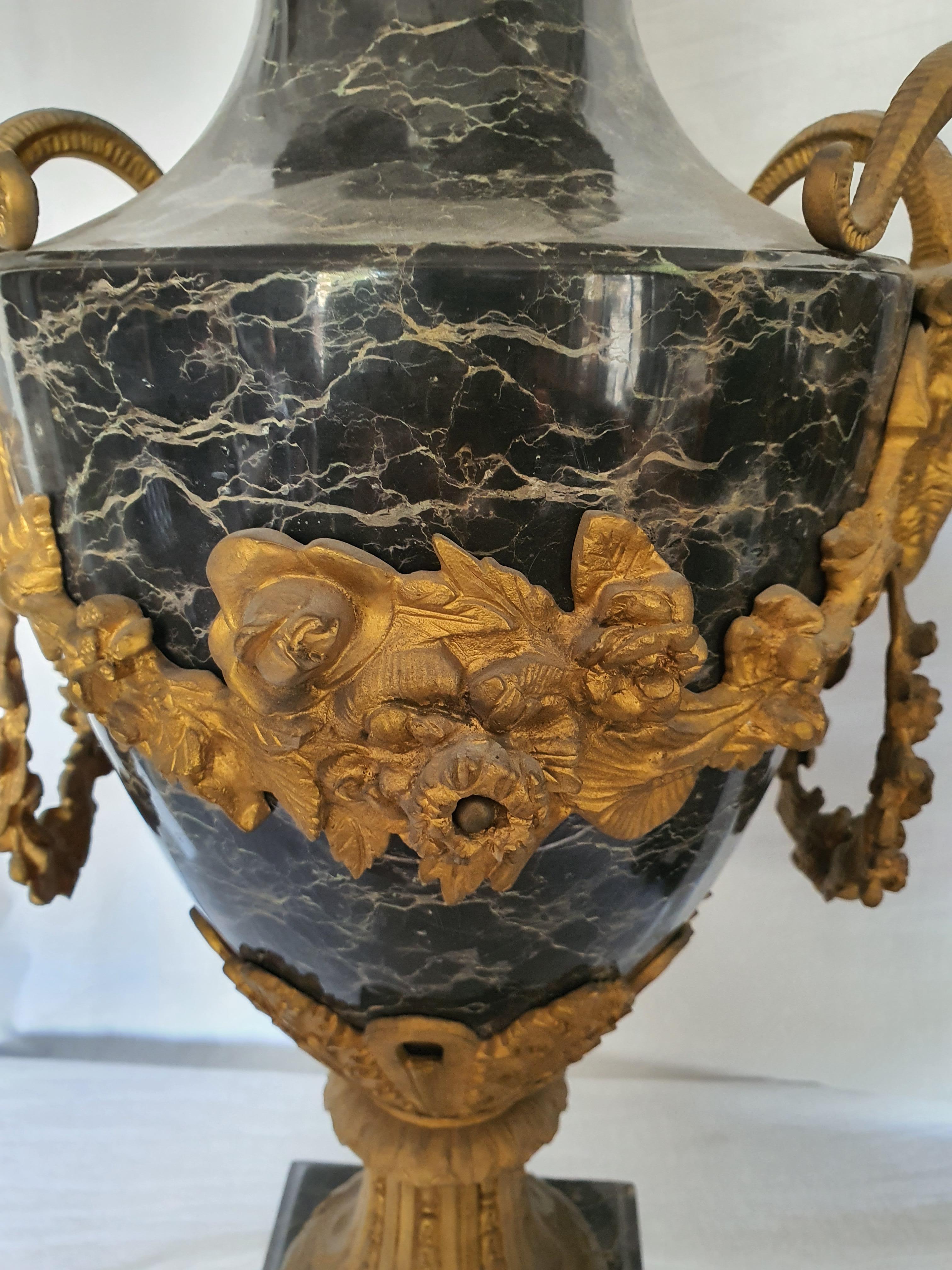 19th Century Pair of Marble Vases, Finely Chiseled and Gilded Bronze In Good Condition For Sale In PALERMO, IT