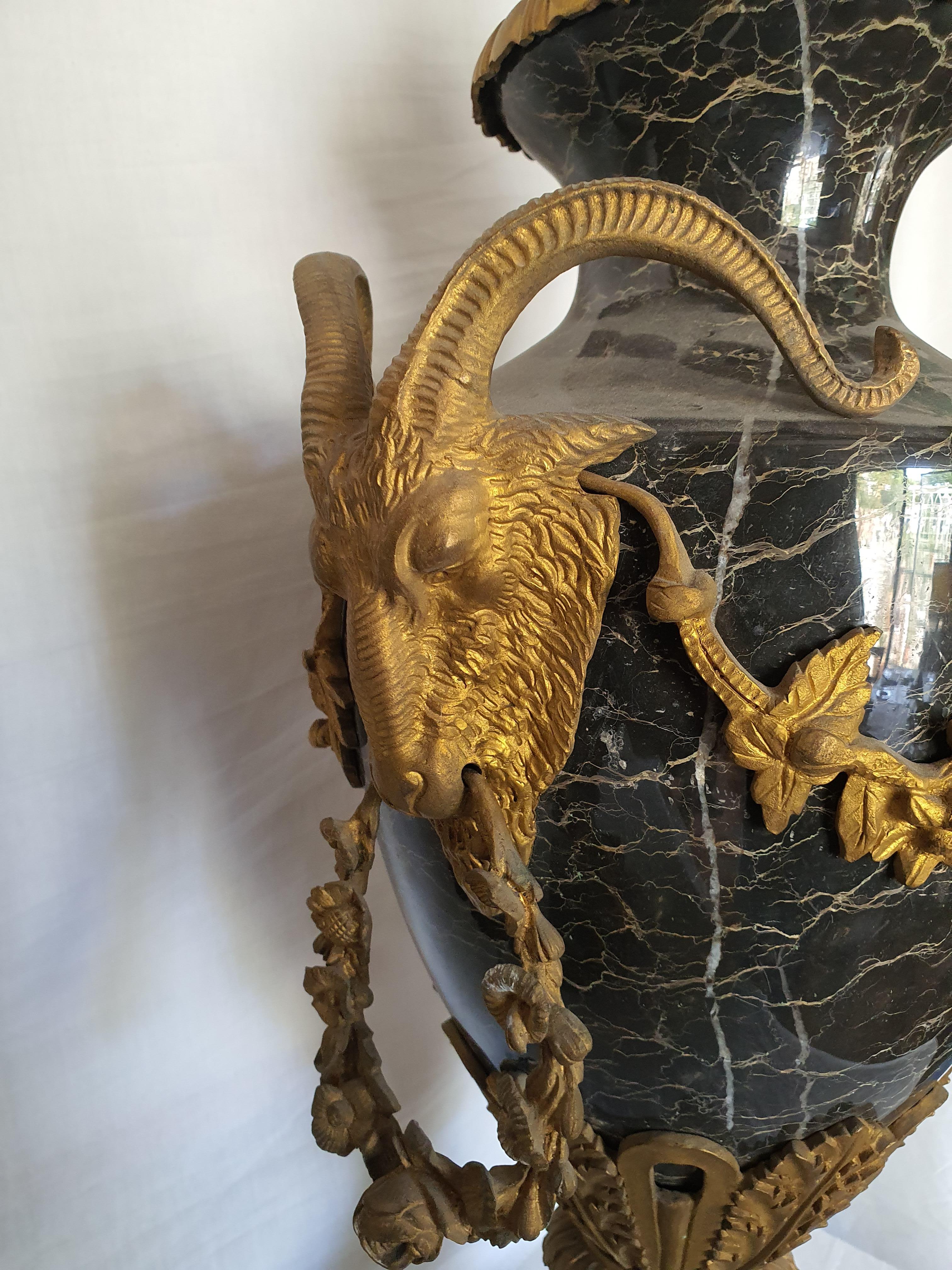 Marmo Coppia di vasi in marmo del XIX secolo, finemente cesellati e in bronzo dorato in vendita