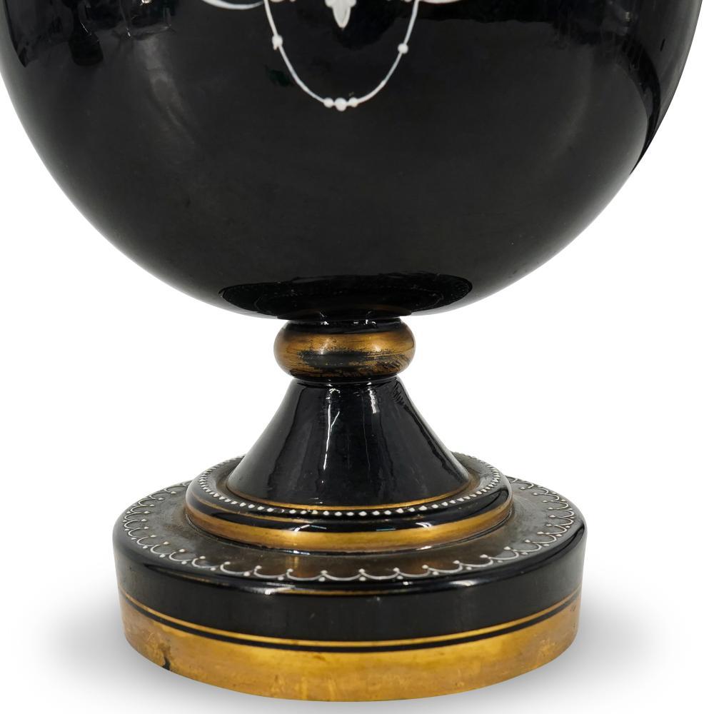 Paire de vases MARY GREGORY du 19ème siècle avec scènes d'amis en vente 6