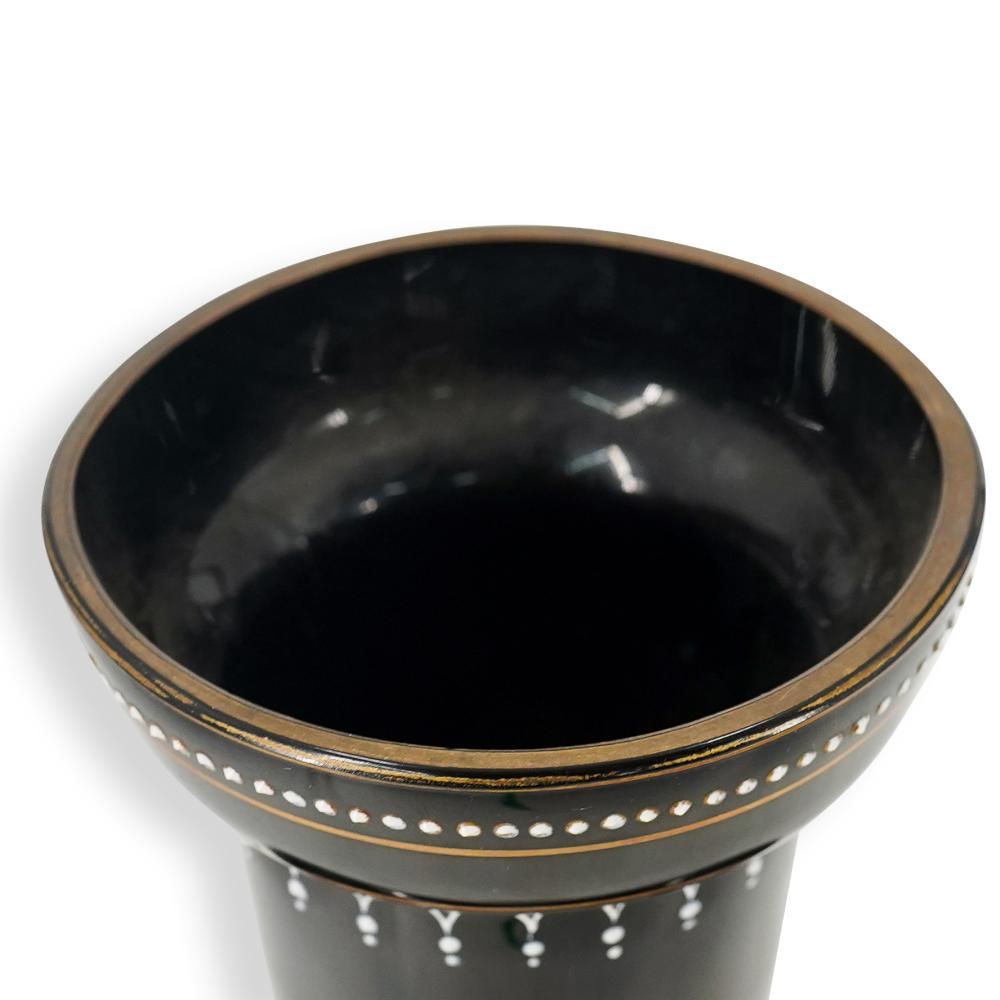 Paire de vases MARY GREGORY du 19ème siècle avec scènes d'amis en vente 7