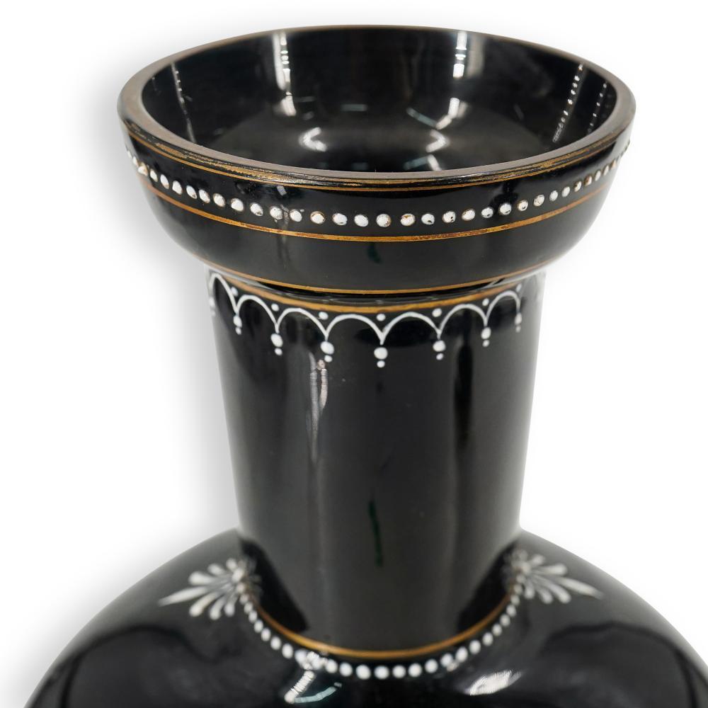 Paire de vases MARY GREGORY du 19ème siècle avec scènes d'amis en vente 8