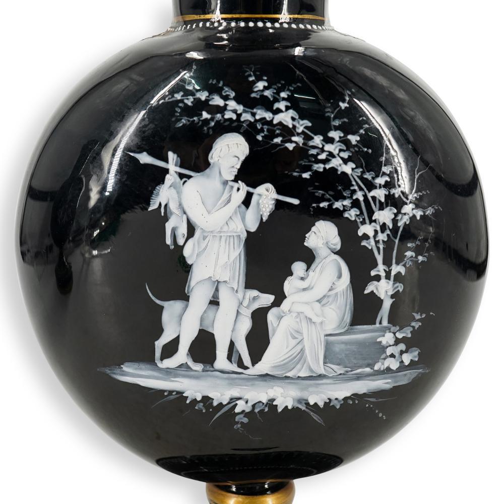 Paire de vases MARY GREGORY du 19ème siècle avec scènes d'amis en vente 9