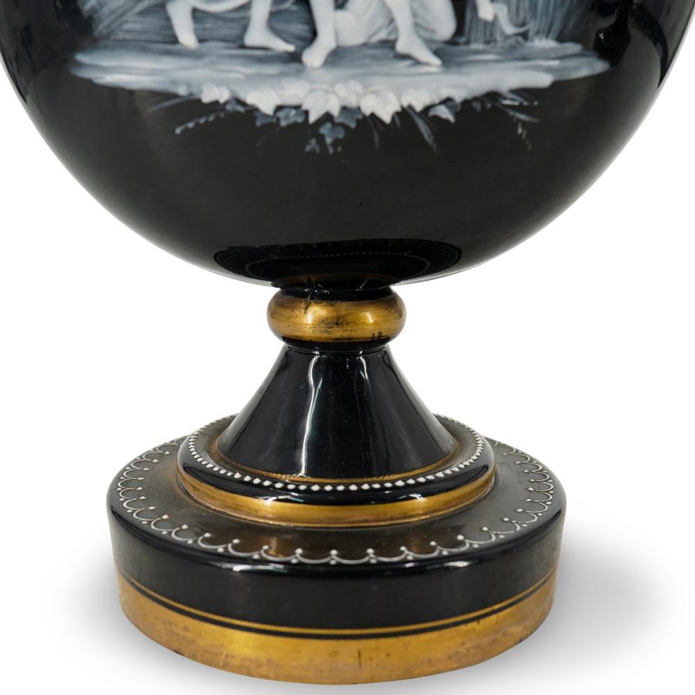 Paire de vases MARY GREGORY du 19ème siècle avec scènes d'amis en vente 11