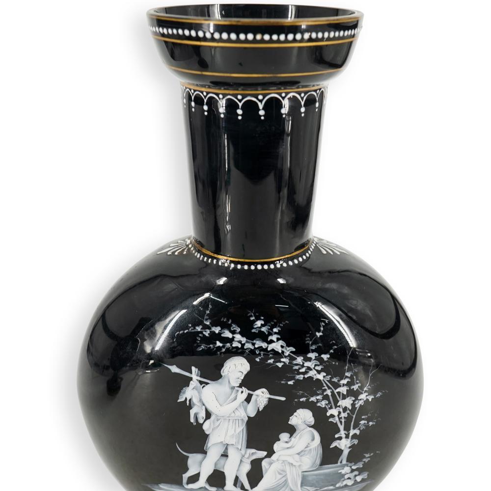 Paire de vases MARY GREGORY du 19ème siècle avec scènes d'amis en vente 12