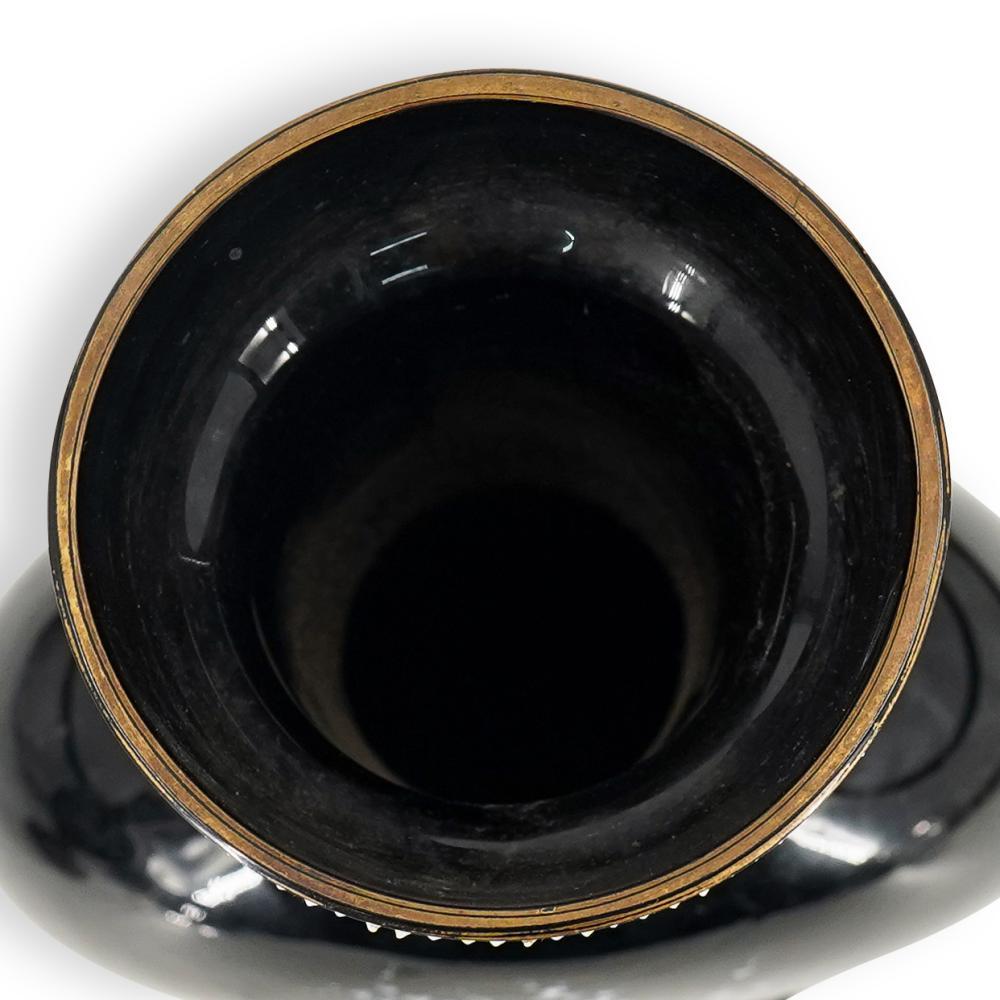 Paire de vases en verre améthyste soufflé à la bouche au XIXe siècle, avec des motifs centraux sur le devant, entourés d'une bordure florale, et des scènes peintes à la main représentant une scène d'amoureux. Les cols et les bases des vases sont