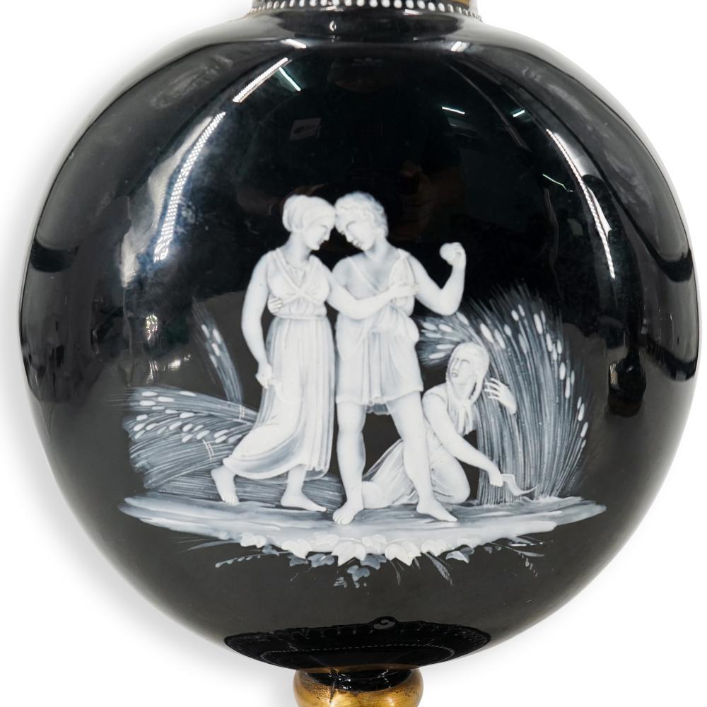 Paire de vases MARY GREGORY du 19ème siècle avec scènes d'amis en vente 13
