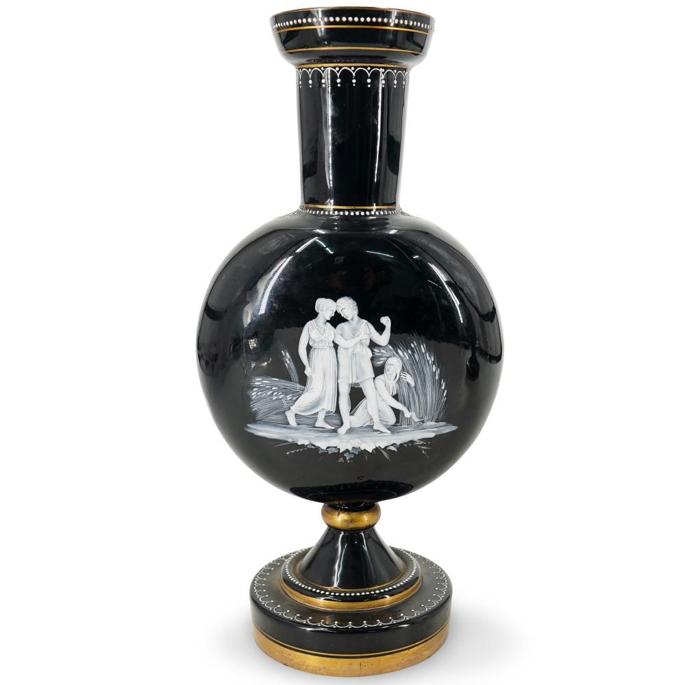 Paire de vases MARY GREGORY du 19ème siècle avec scènes d'amis en vente 1
