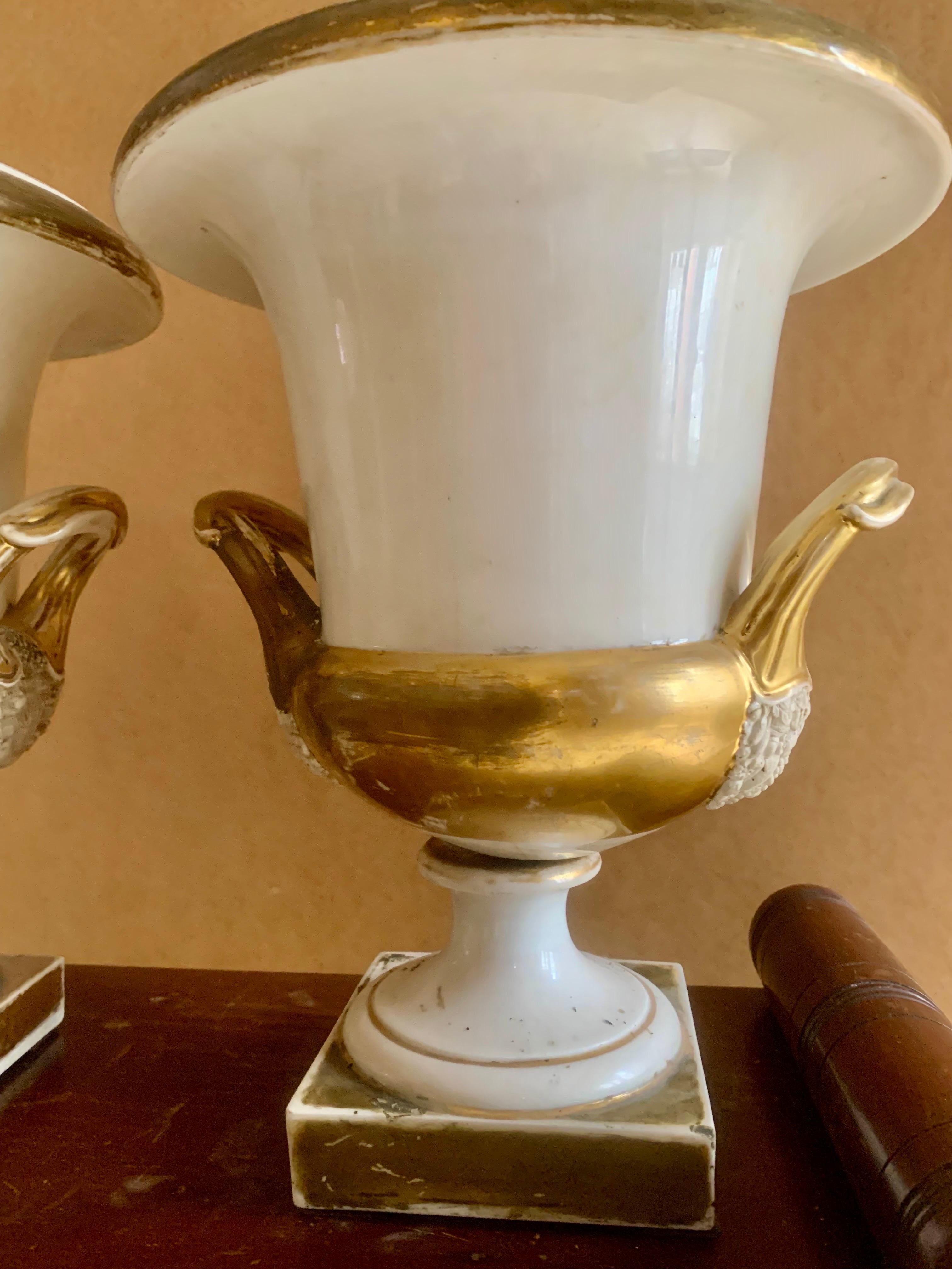 19th Century Pair of Medici Vases in  Old Paris Porcelain  For Sale 4