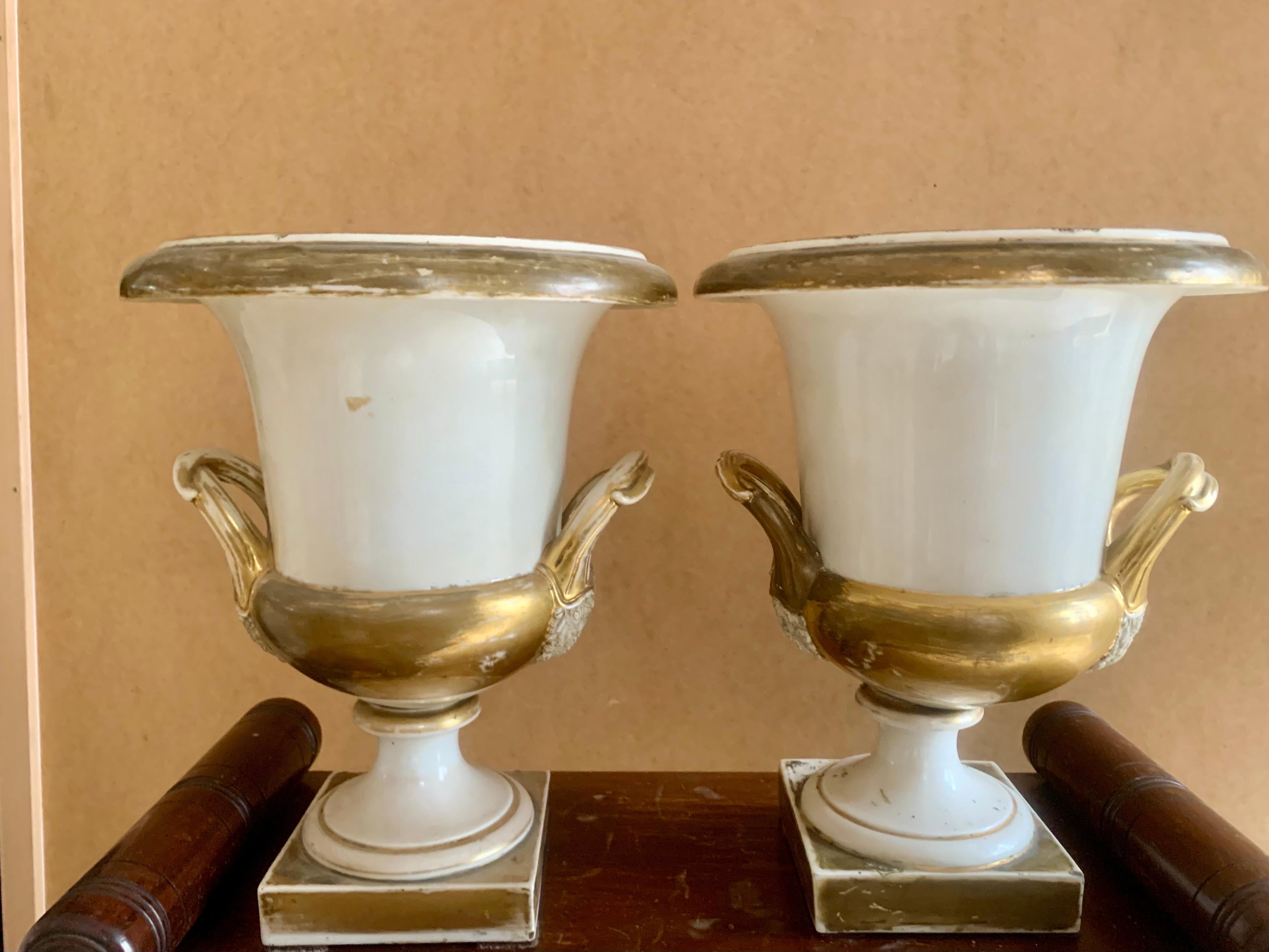 19th Century Pair of Medici Vases in  Old Paris Porcelain  For Sale 7