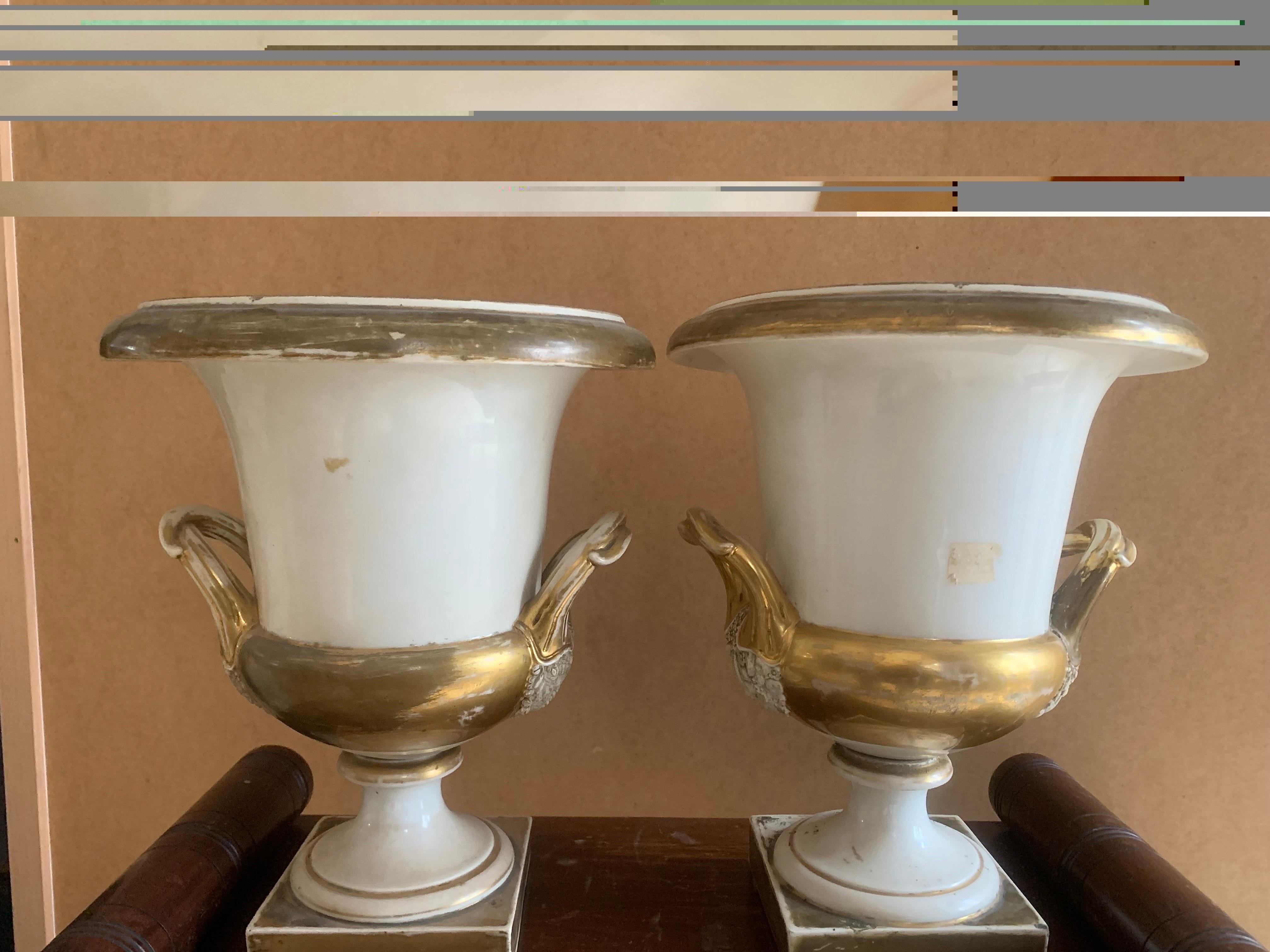 19th Century Pair of Medici Vases in  Old Paris Porcelain  For Sale 8