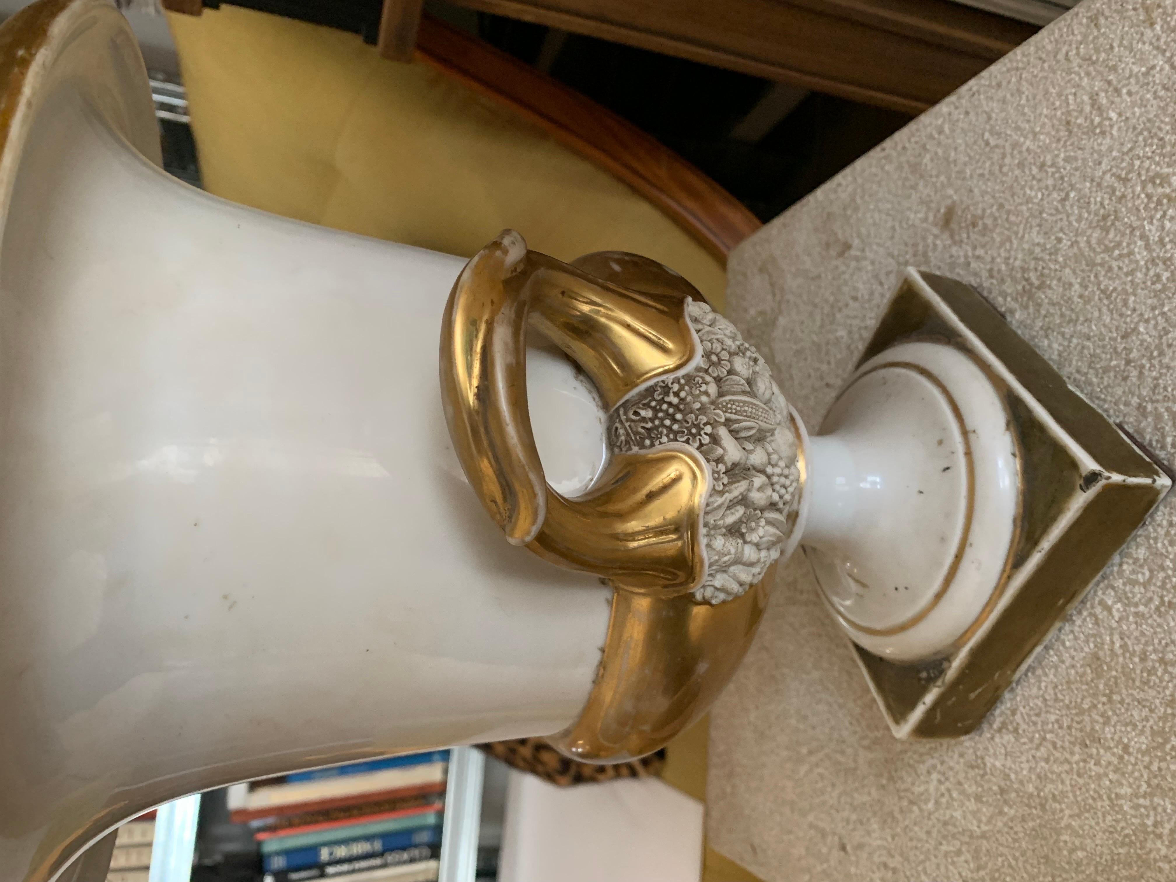 Paar Medici-Vasen des 19. Jahrhunderts in  Old Pariser Porzellan  im Angebot 11