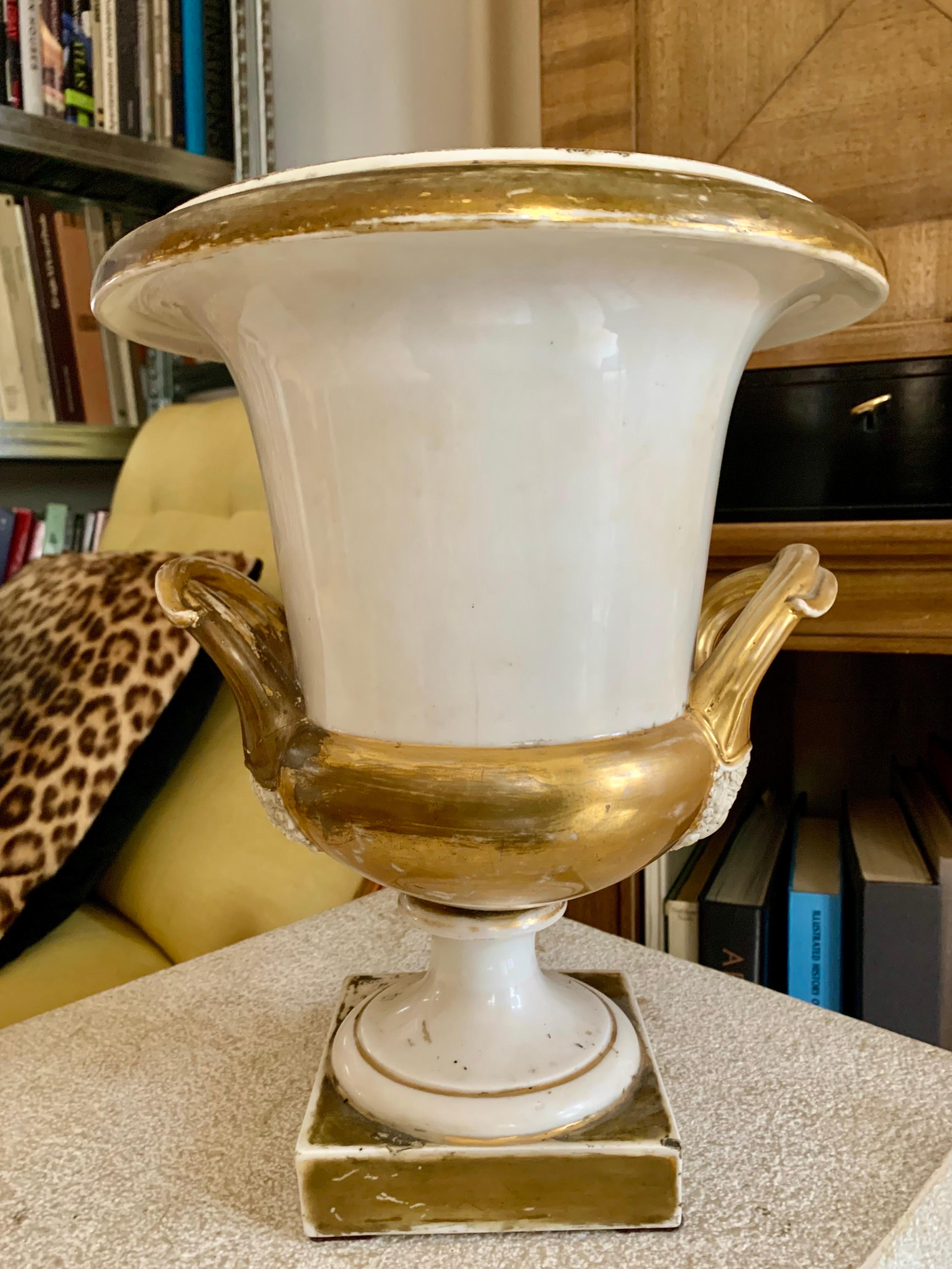 Ein Paar Medici Basen Urnen aus dem 19. Jahrhundert, Napoleon III Periode in alten Pariser Porzellan, seine Dekoration ist sehr einfach, nur Berührungen von Gold und das Porzellan, sind die Griffe mit Pflanzenmotiven verziert.