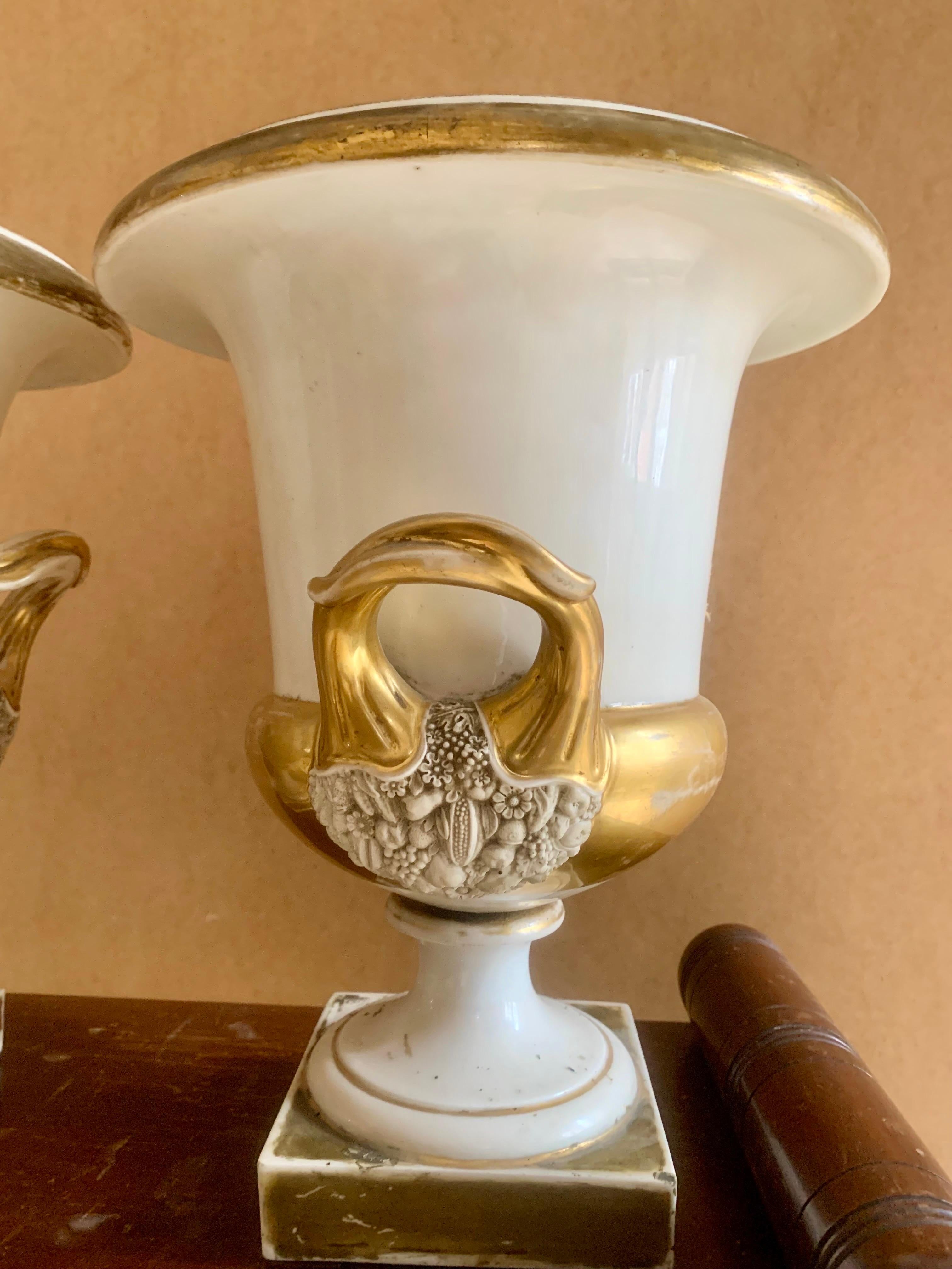 19th Century Pair of Medici Vases in  Old Paris Porcelain  For Sale 2