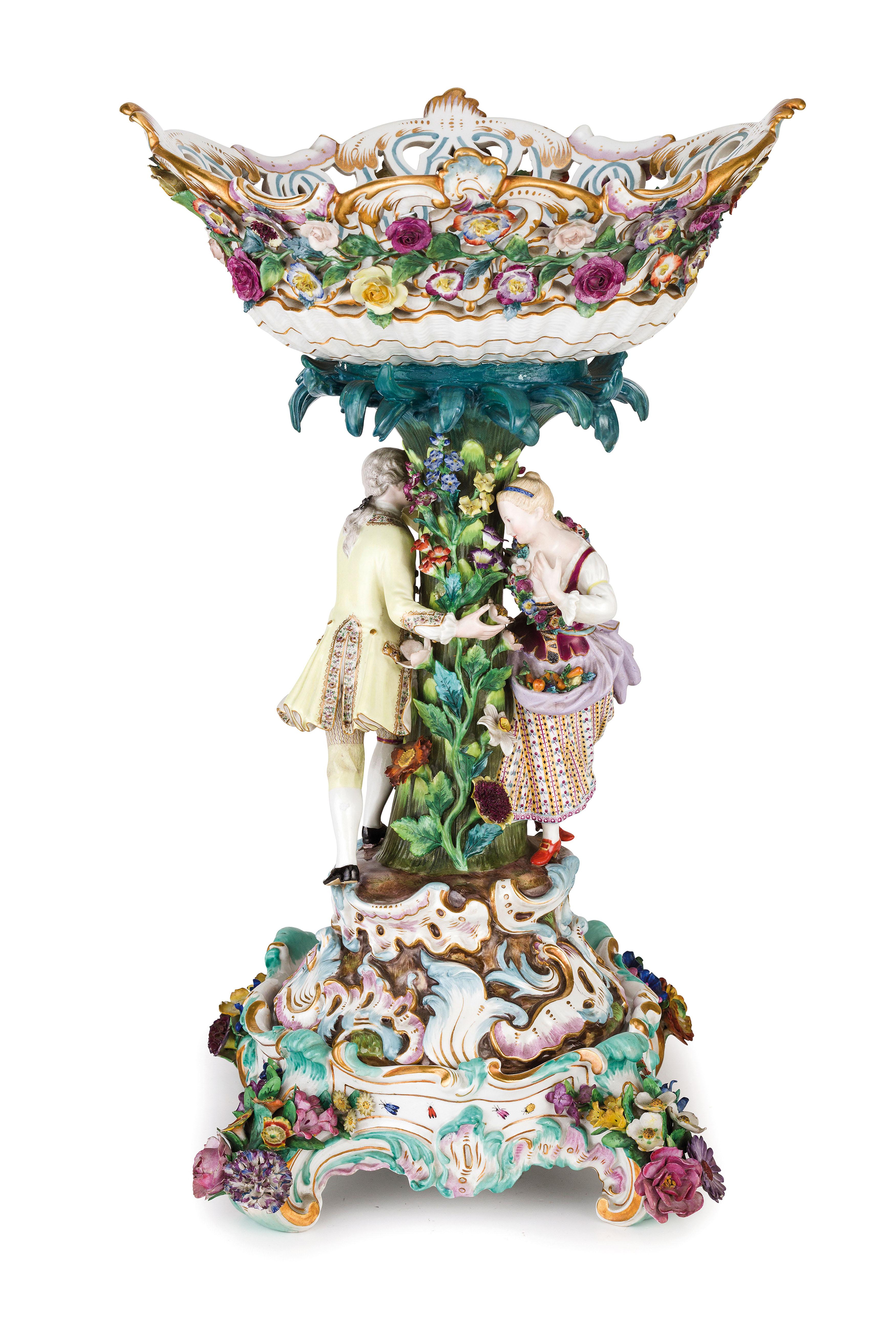19th century pair of Meissen Porcelain centerpieces.
Signed Meissen manufactory.

The pair of centerpiece was made in Germany in the 19th century in finely painted Meissen Porcelain.
The centerpieces are composed of a raised one with rich floral