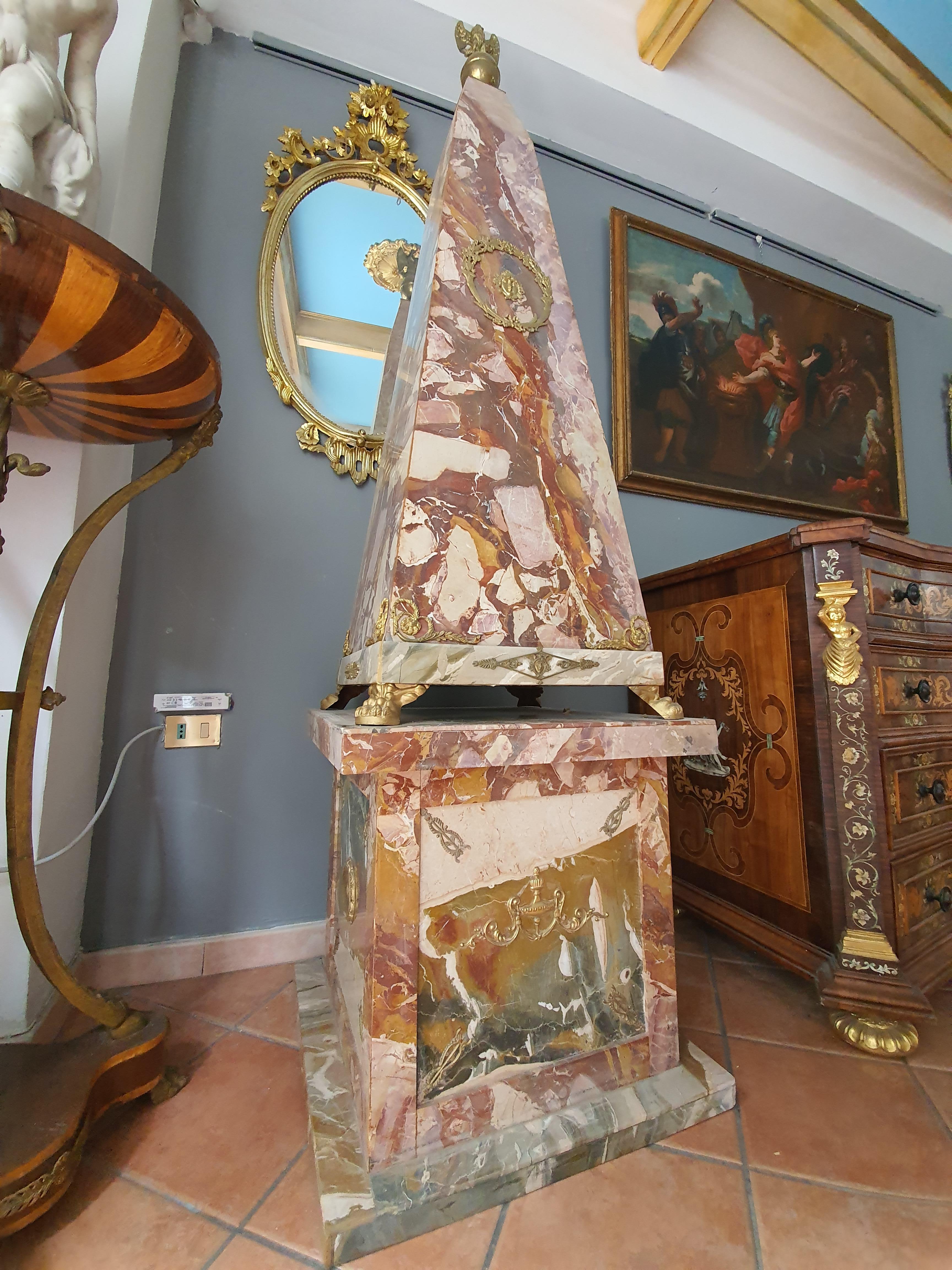 Paar monumentale neoklassizistische Obelisken aus Jaspismarmor und vergoldeter Bronze aus dem 19. Jahrhundert 11