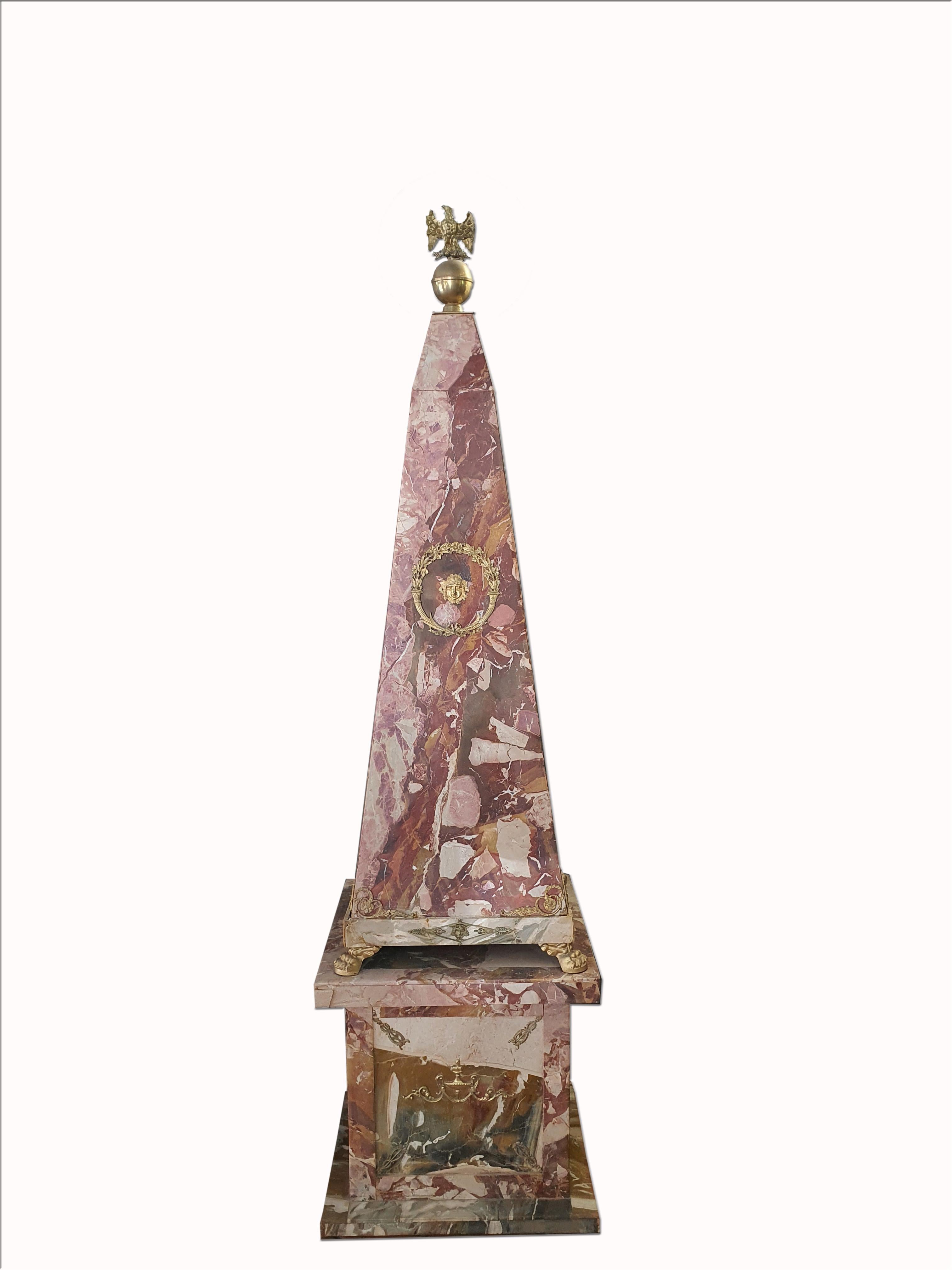 Paar monumentale neoklassizistische Obelisken aus Jaspismarmor und vergoldeter Bronze aus dem 19. Jahrhundert (Sizilianisch)