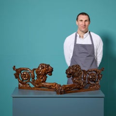 Siglo XIX Pareja de leones neoclásicos italianos de nogal