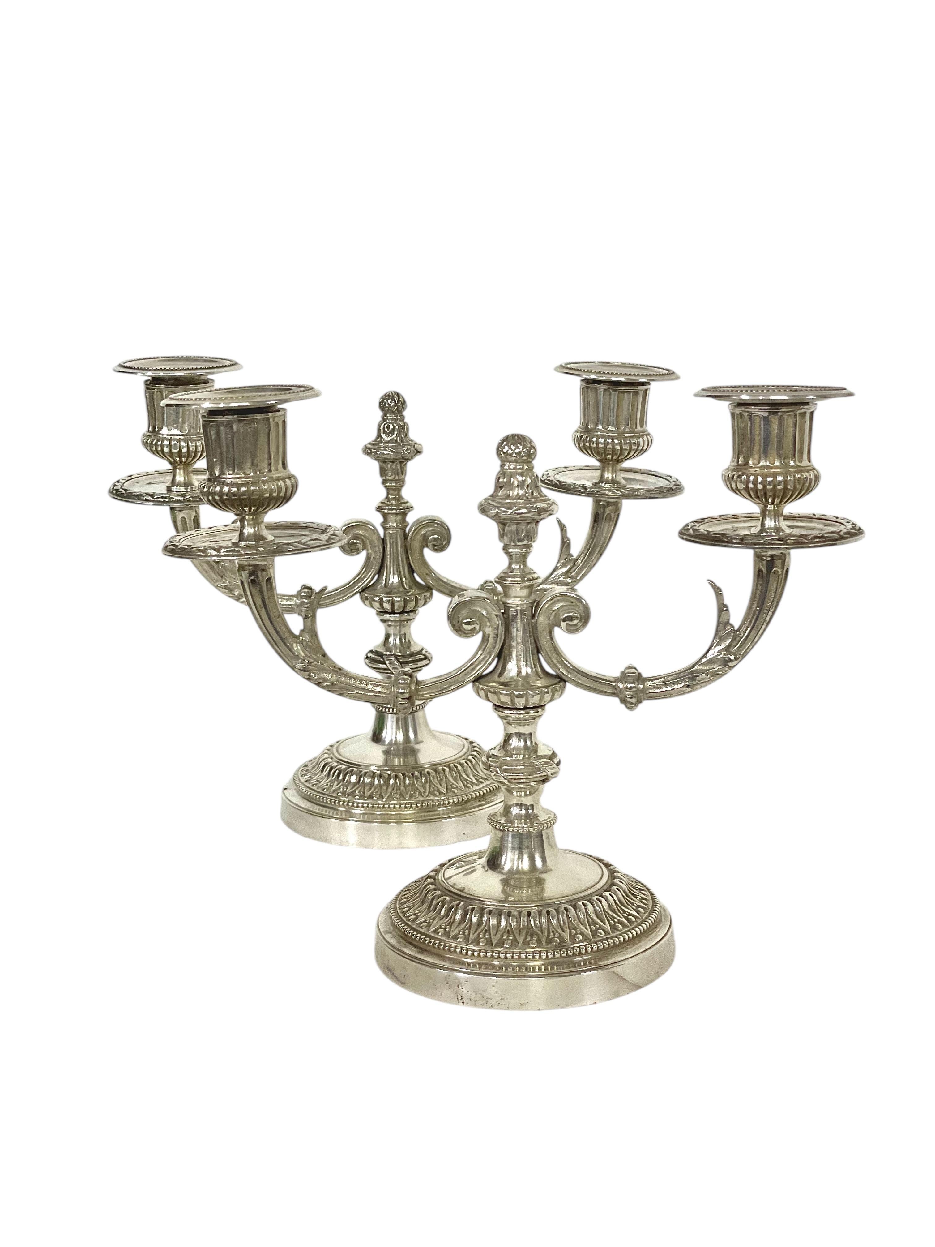 Coppia di candelabri neoclassici in argento del XIX secolo in vendita 7