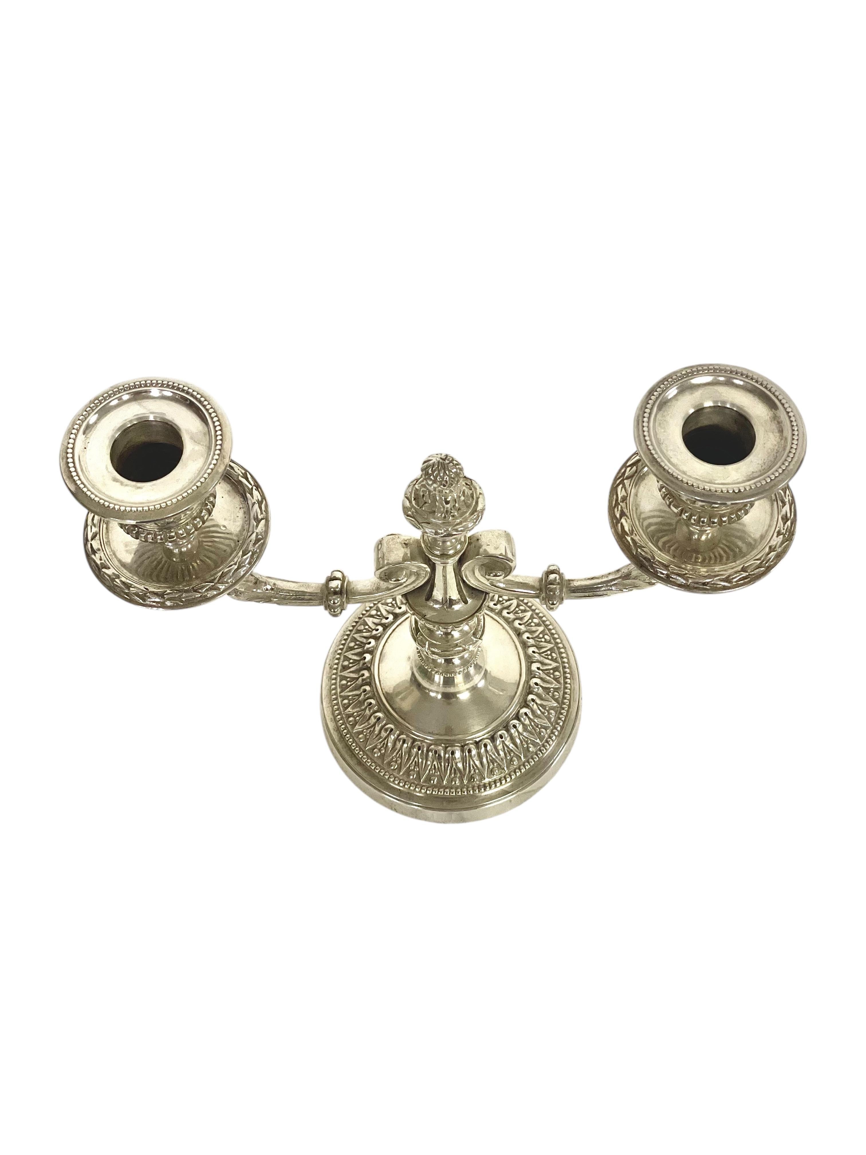 Placcato argento Coppia di candelabri neoclassici in argento del XIX secolo in vendita