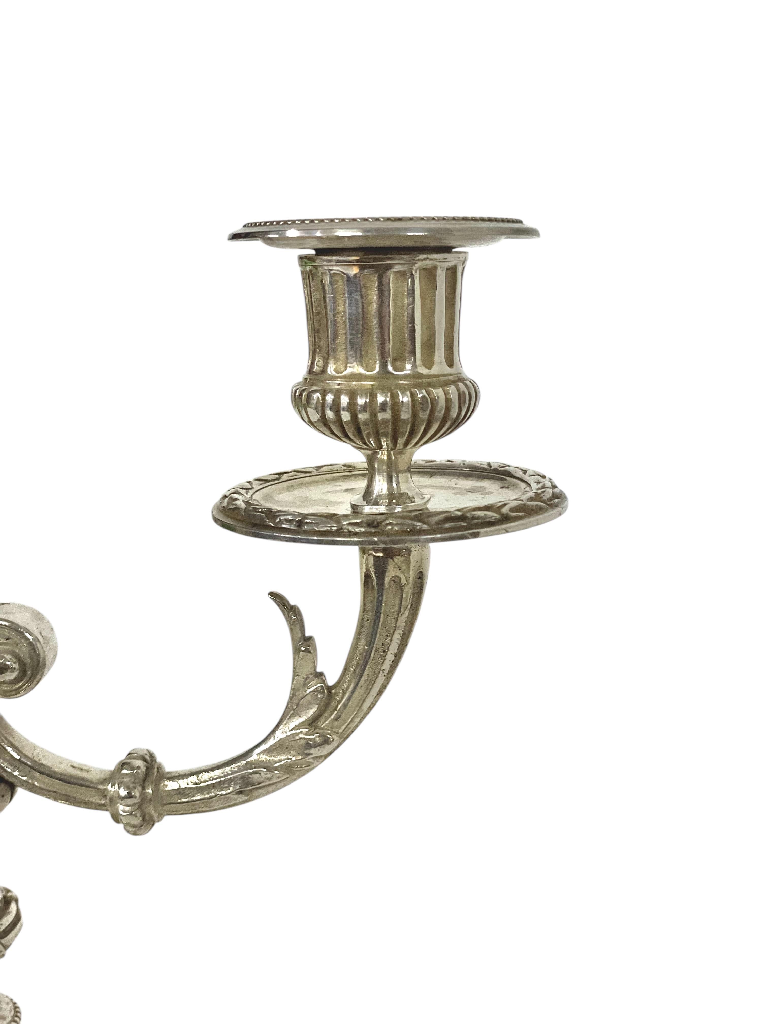 Coppia di candelabri neoclassici in argento del XIX secolo in vendita 1
